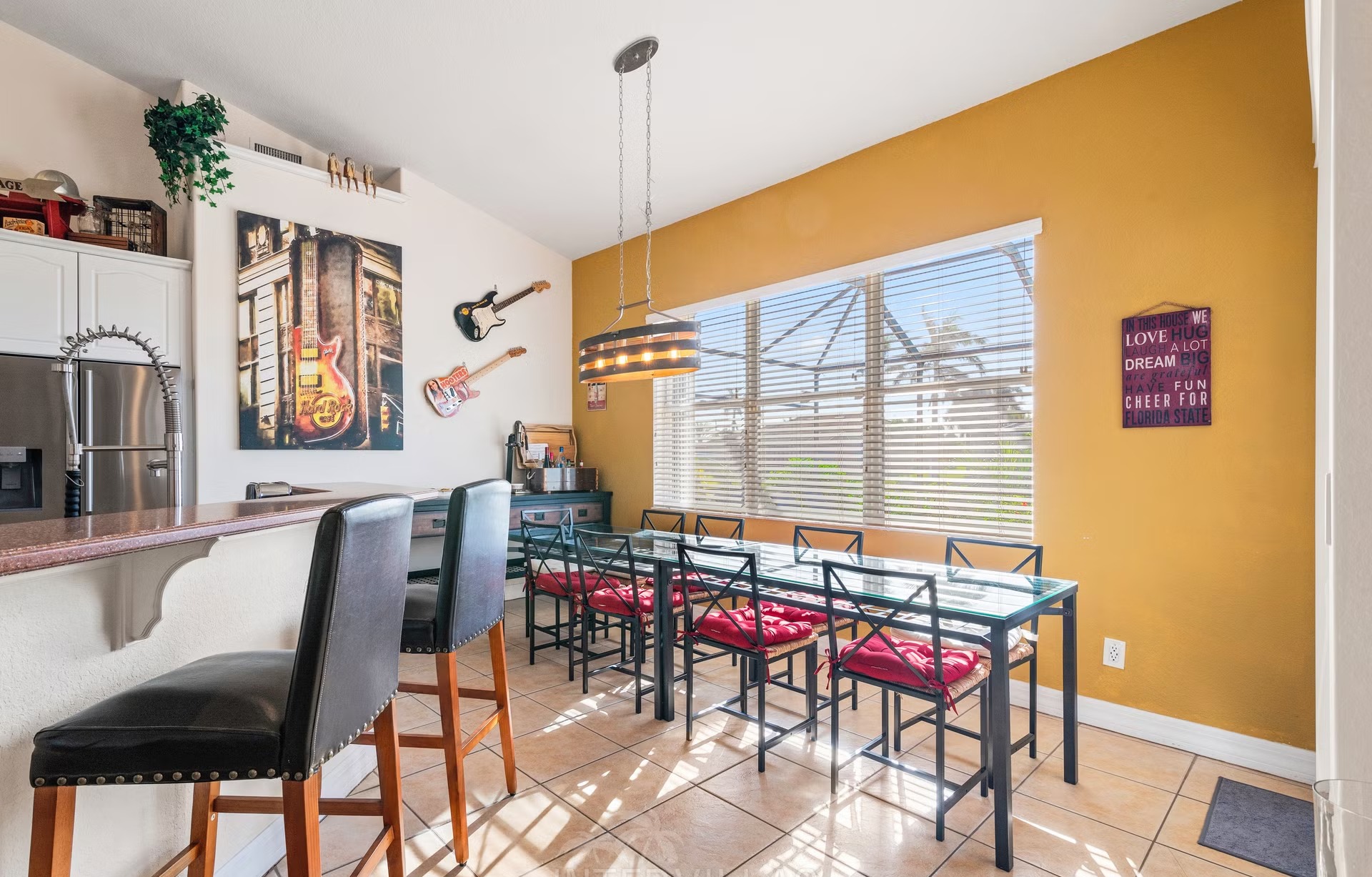 Wohnbereich mit Sofa und Sitzgelegenheiten zum Entspannen.