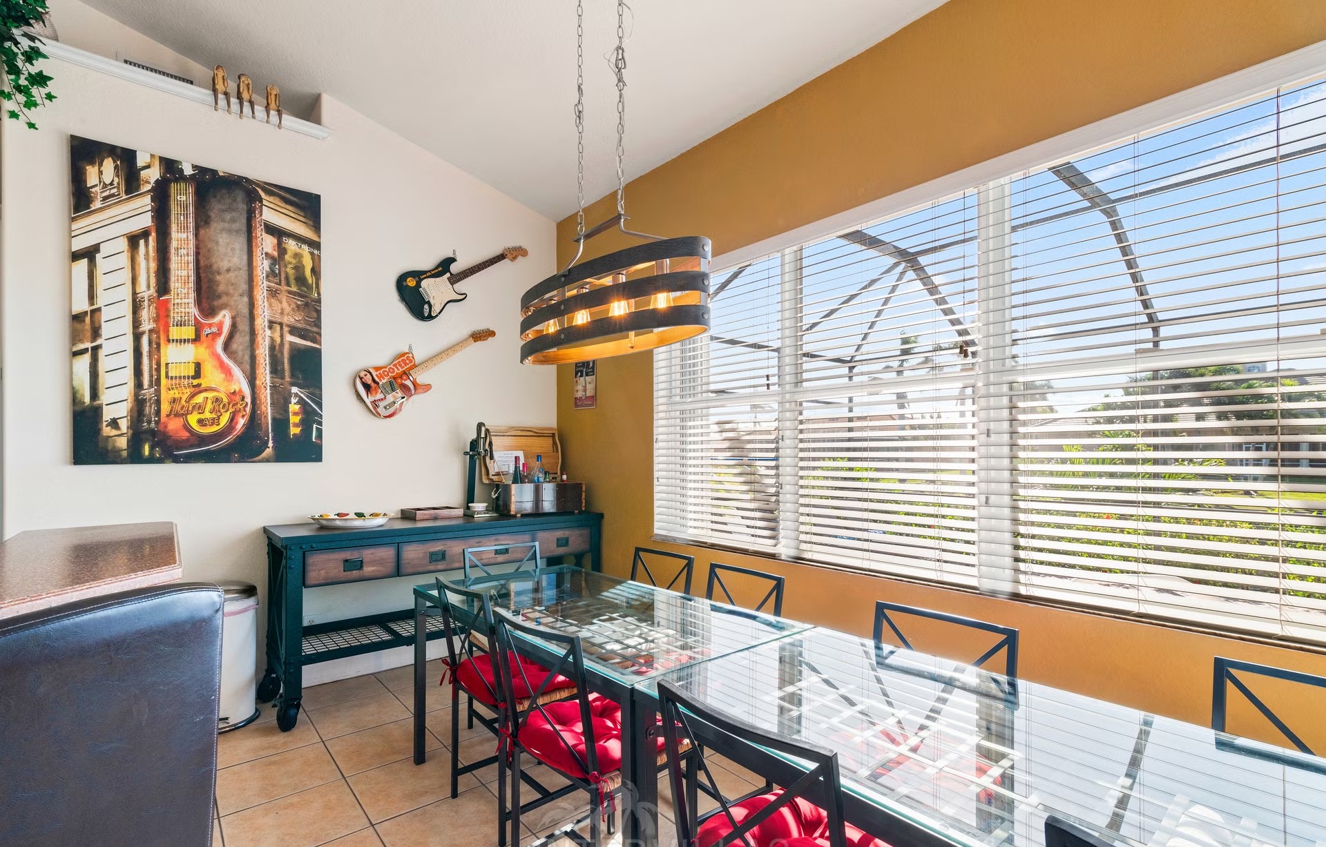 Wohn- und Essbereich mit Sitzgruppe und Blick nach draußen.