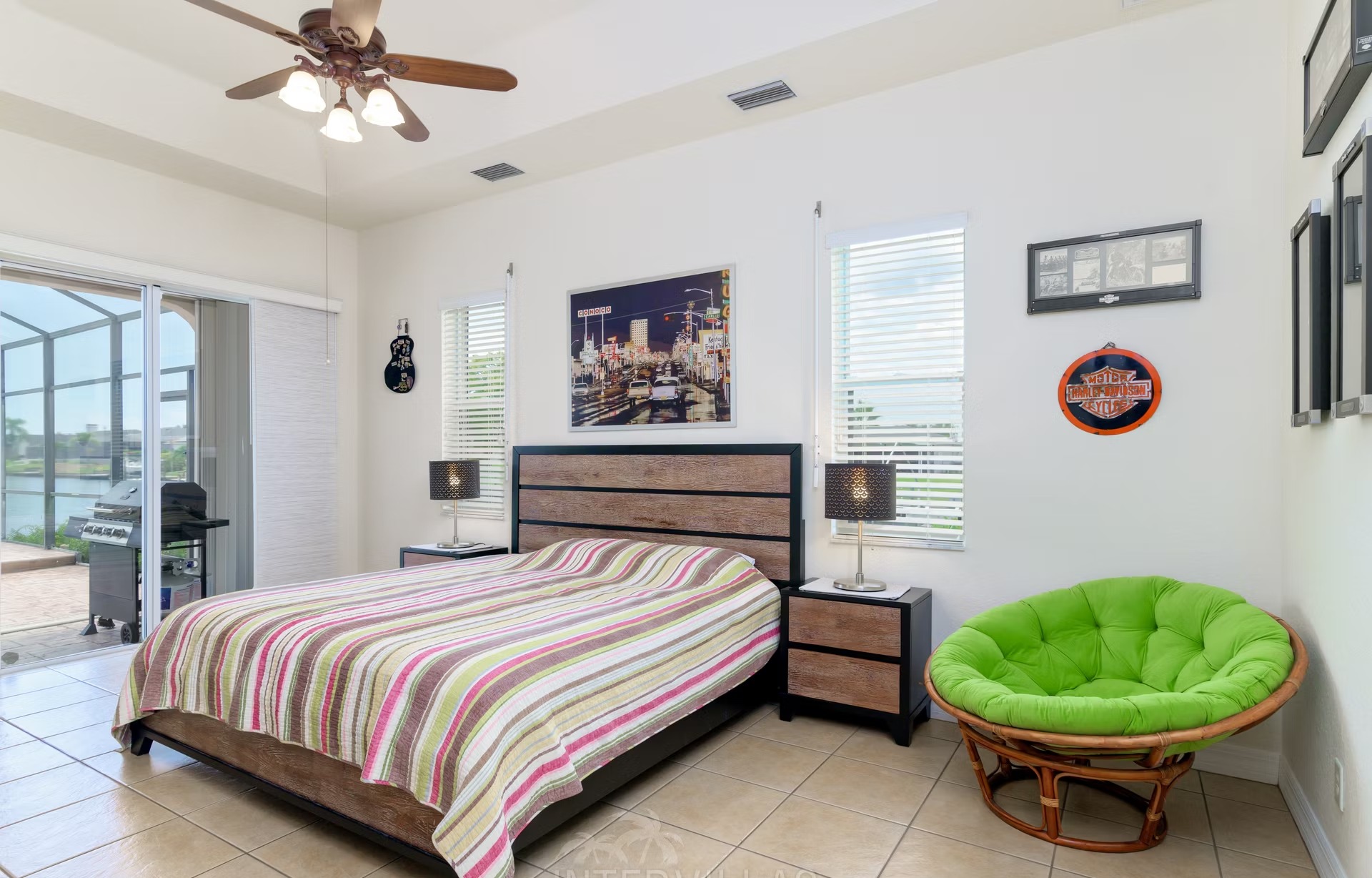 Wohn- und Essbereich mit Sitzgruppe und Blick auf den Außenbereich.