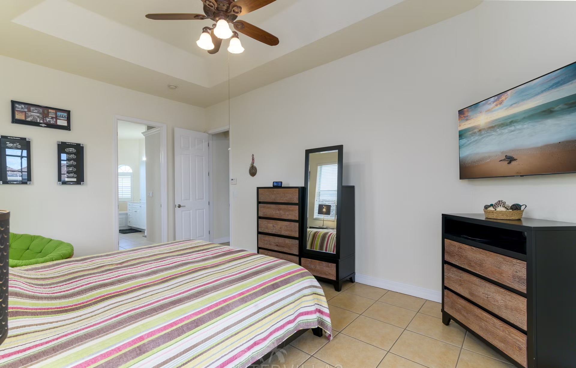 Wohnen und Entspannen im modernen Wohnbereich mit Sitzgruppe und TV.