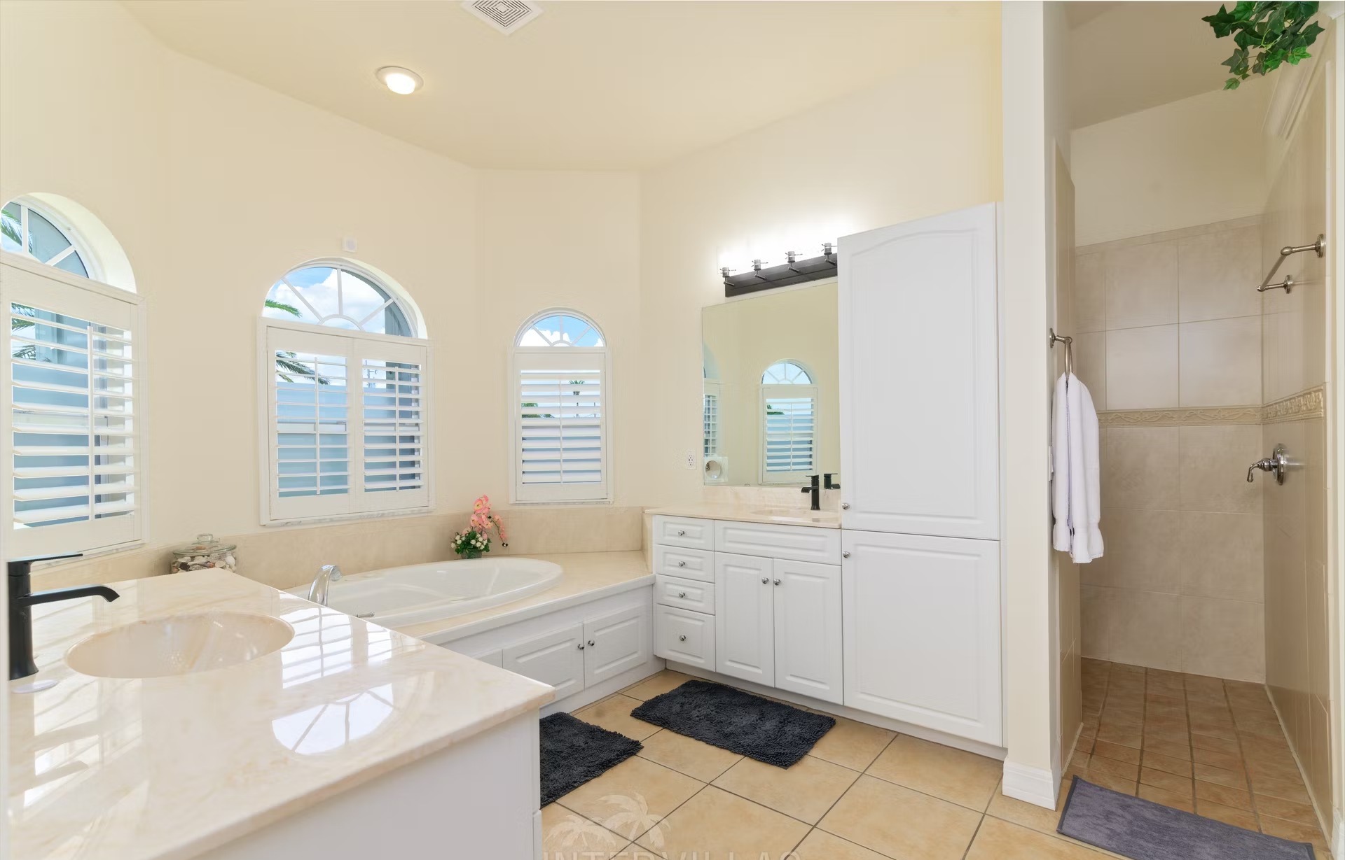 Wohnbereich mit Sofa und Sitzgelegenheiten zum Entspannen.