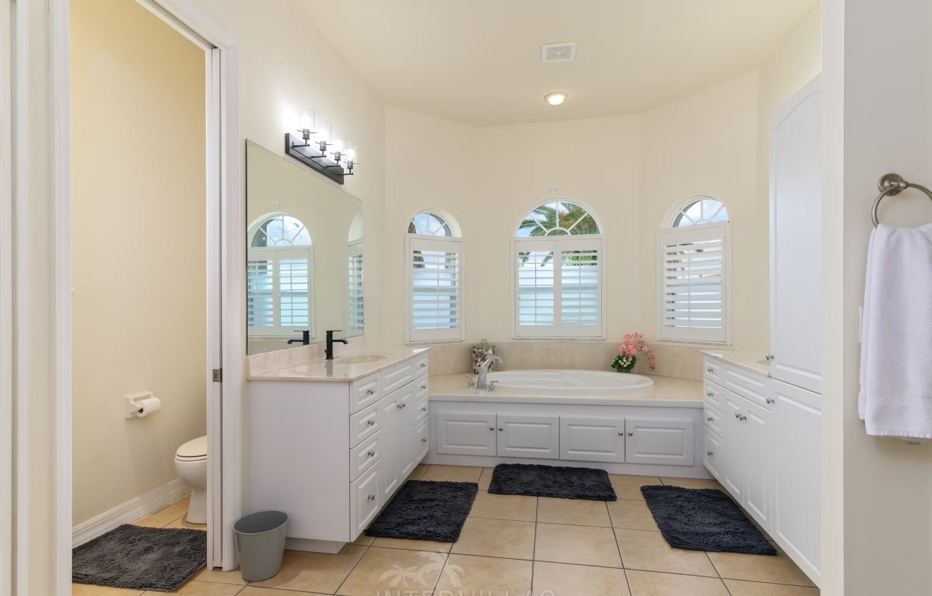 Wohnbereich mit Sofa und Sitzgelegenheiten zum Entspannen.