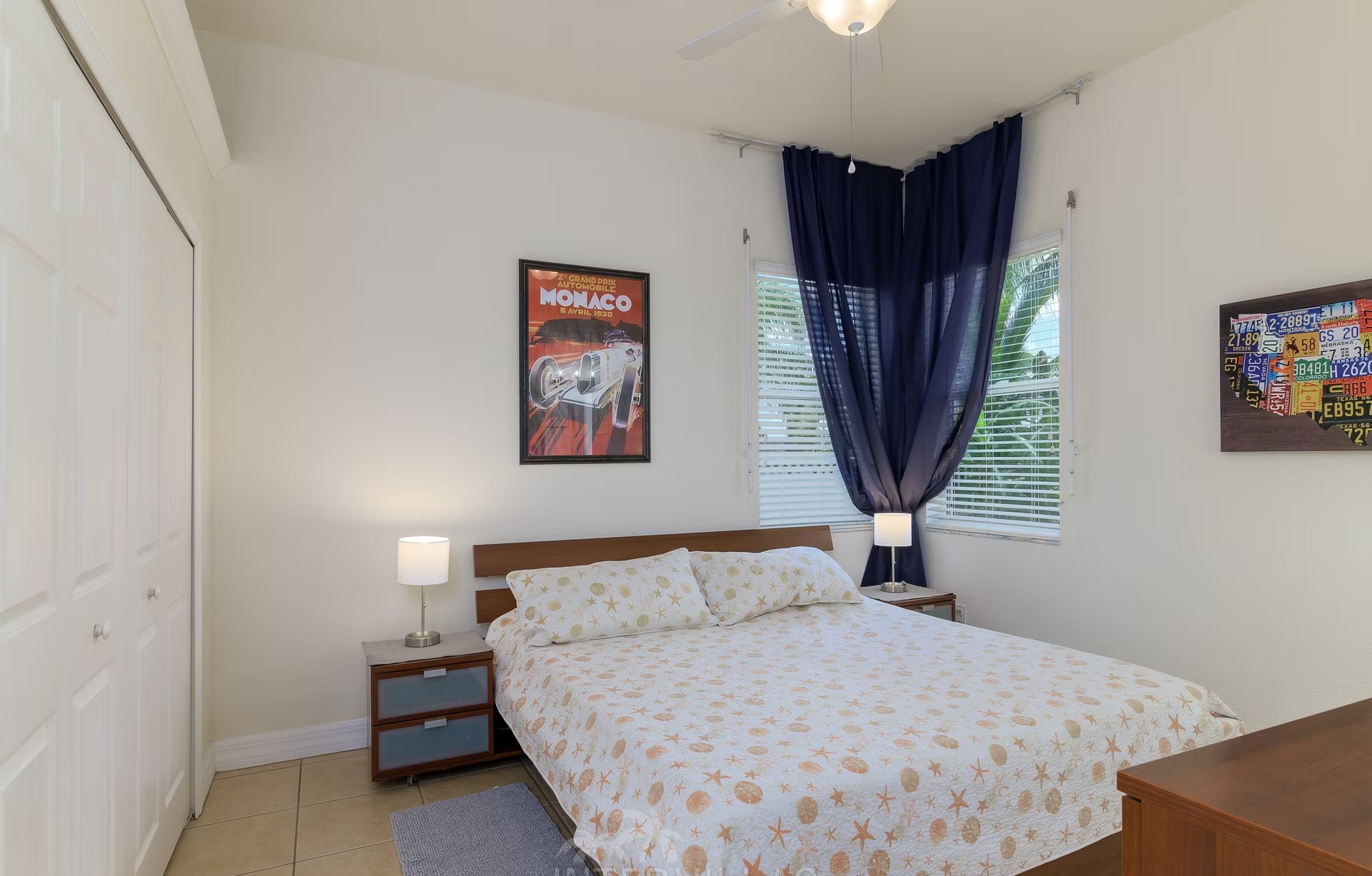 Wohn- und Entspannungsbereich mit Sofa und Sitzgelegenheiten.