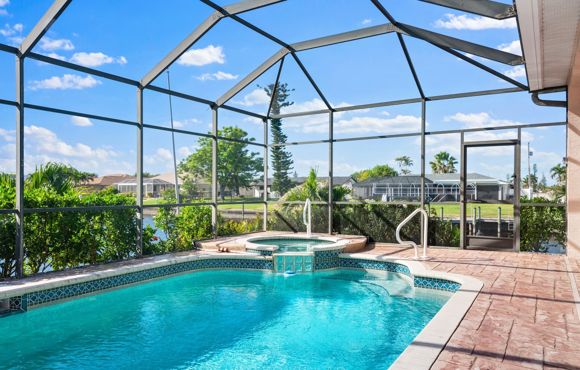 Wohnbereich mit Sofa und Sitzgelegenheiten zum Entspannen.