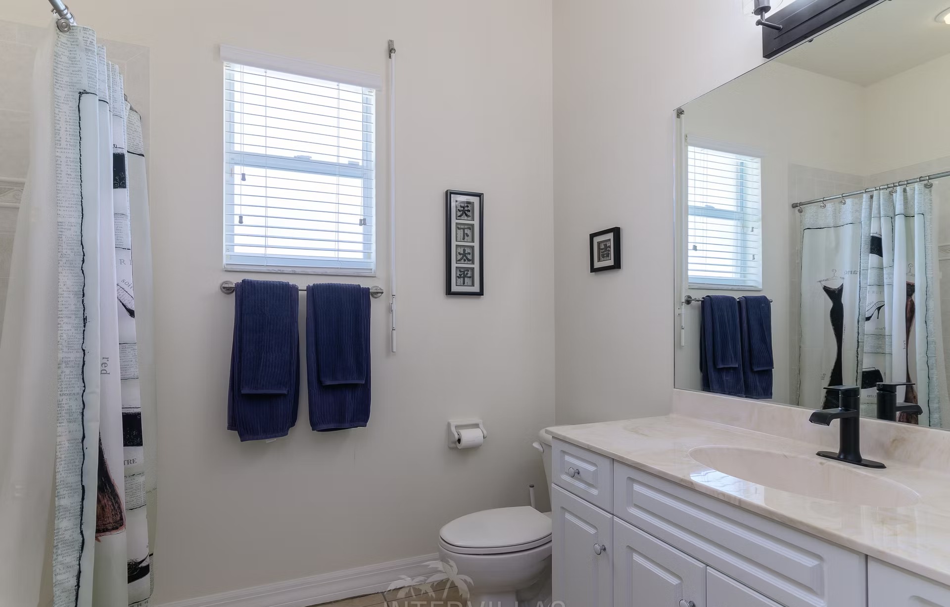 Privater Steg am Kanal mit Tiki-Hut und Sitzplätzen.