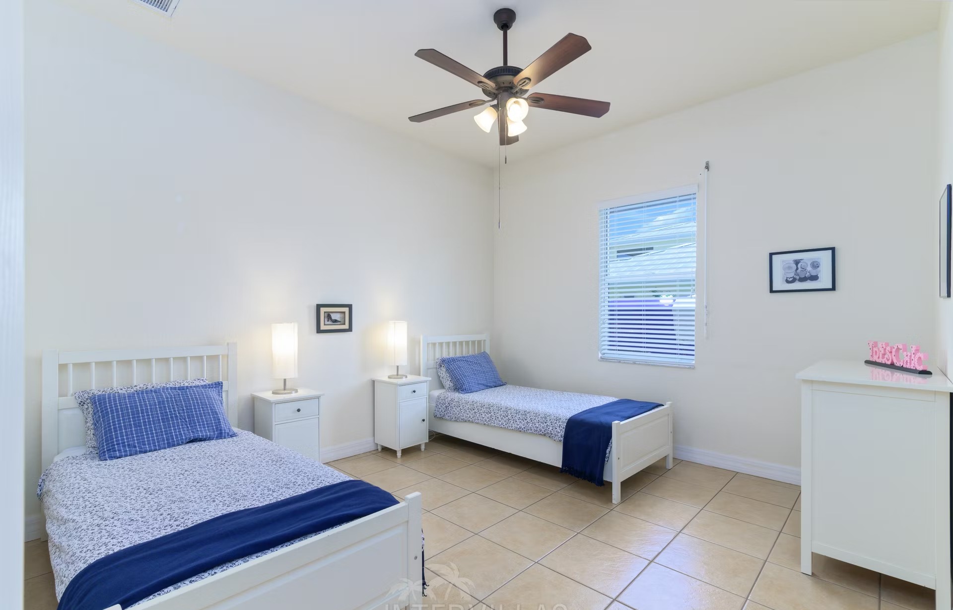 Wohnen und Entspannen im hellen Wohnbereich mit Sofa und Sitzgelegenheiten.