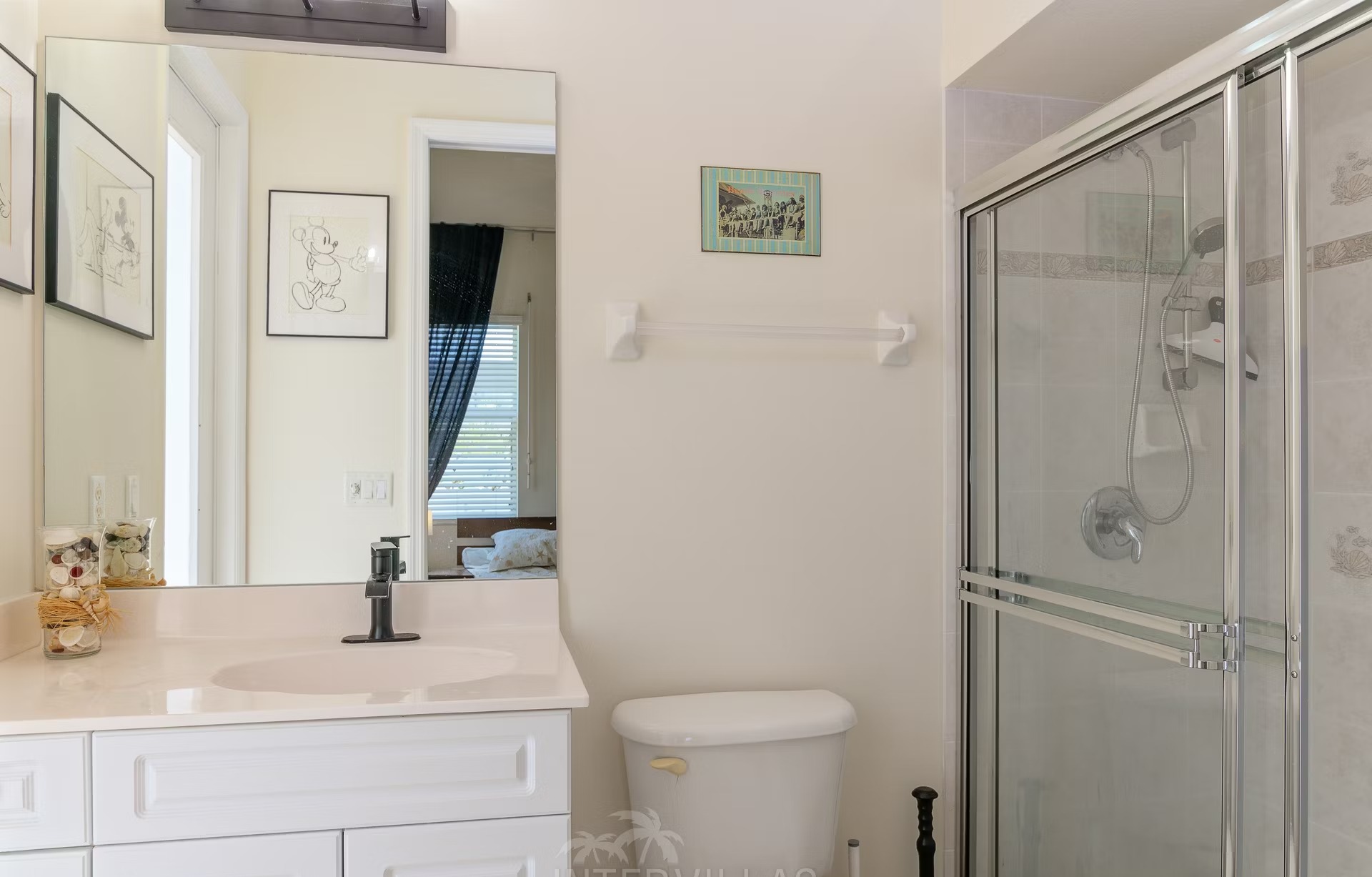 Wohnbereich mit Sofa und Sitzgelegenheiten