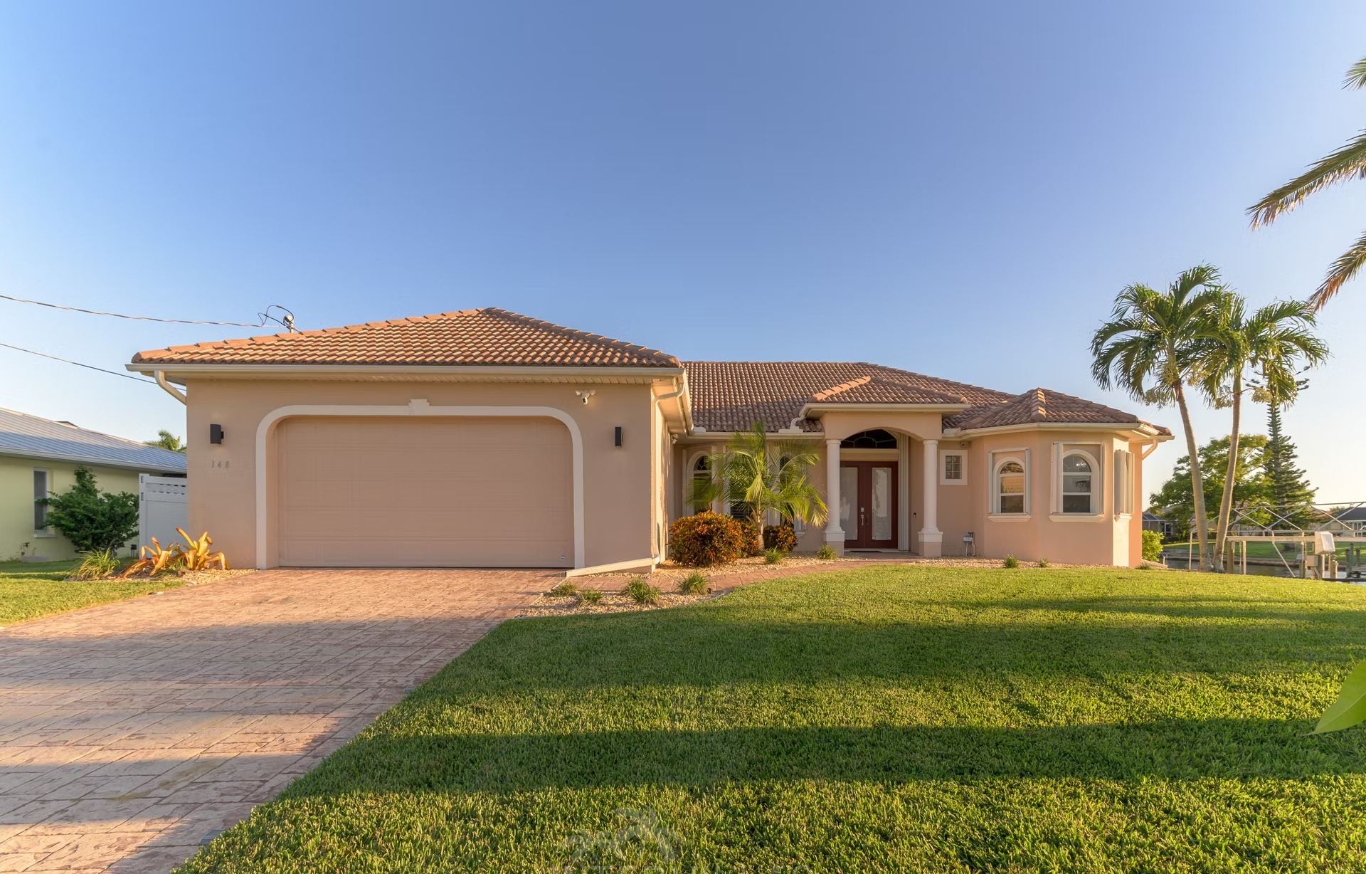 Heller Wohnbereich mit Sitzgruppe und Blick nach draußen.