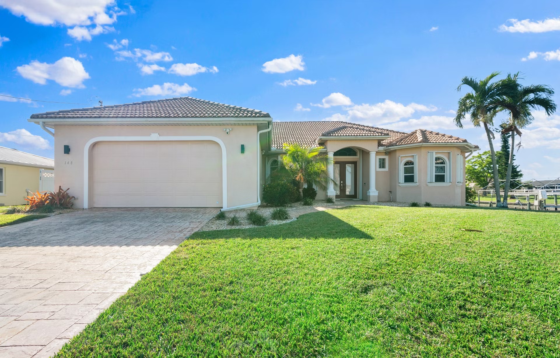 Wasserblick mit privatem Steg und Tiki-Hut.