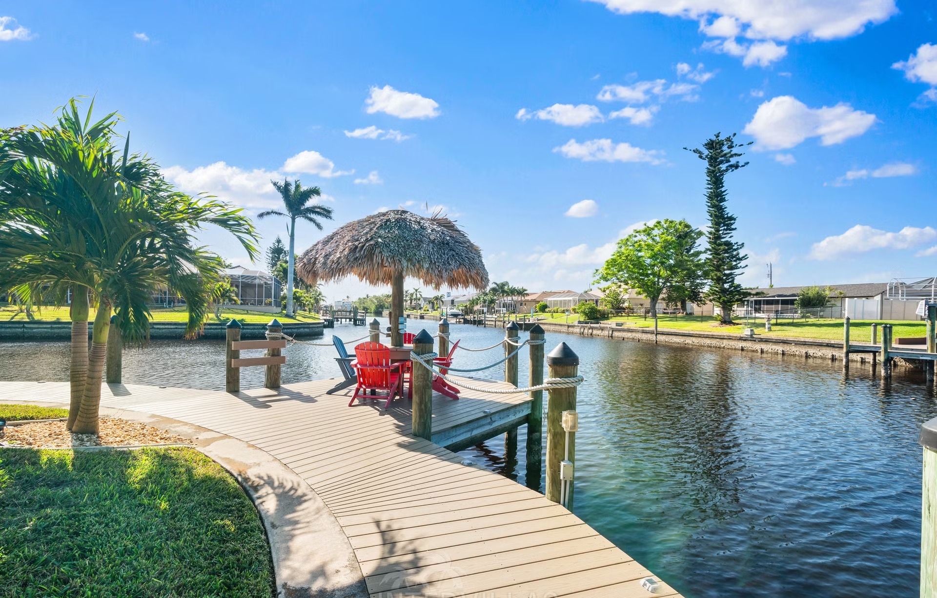 Wohnbereich mit Sofa und Sitzgelegenheiten.