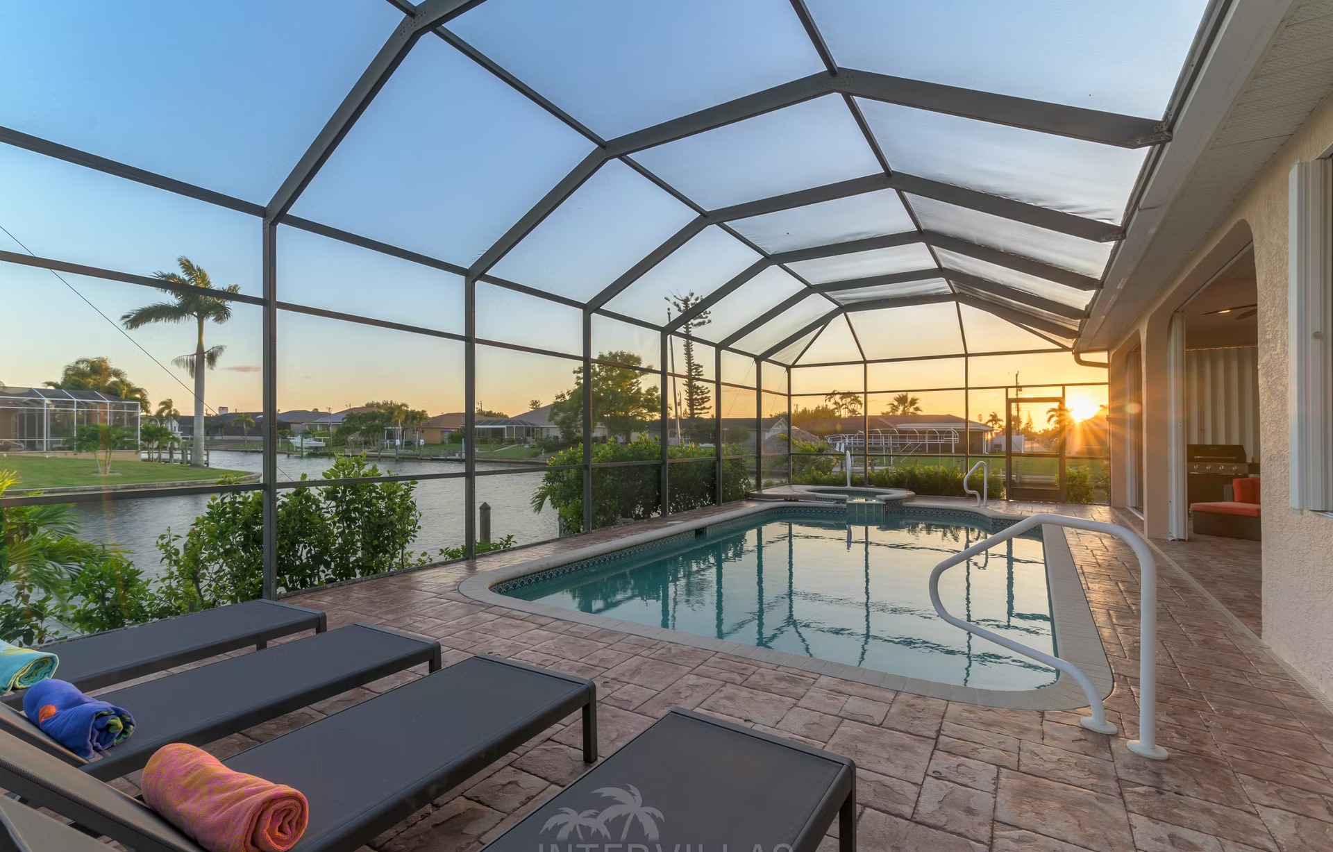 Wohn- und Essbereich mit Sofa und Sitzgelegenheiten.