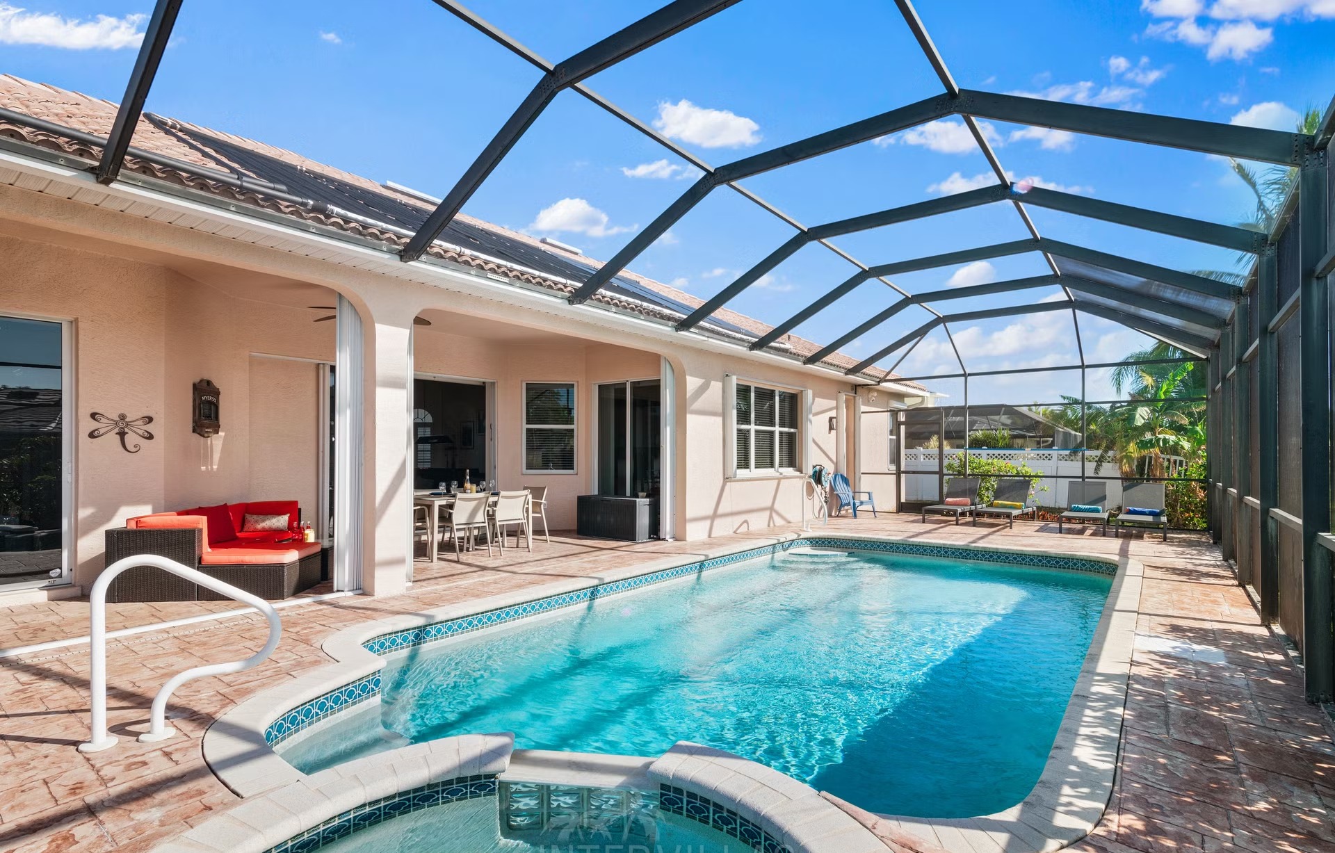 Wohnbereich mit Sofa und Sitzgelegenheiten zum Entspannen.