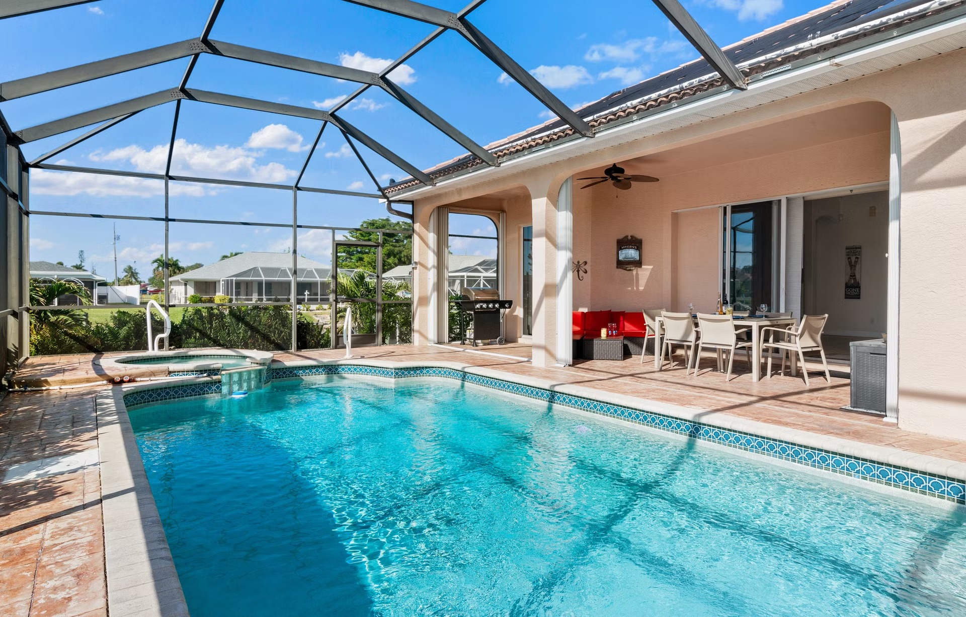 Wohnbereich mit Sofa und Sitzgelegenheiten.