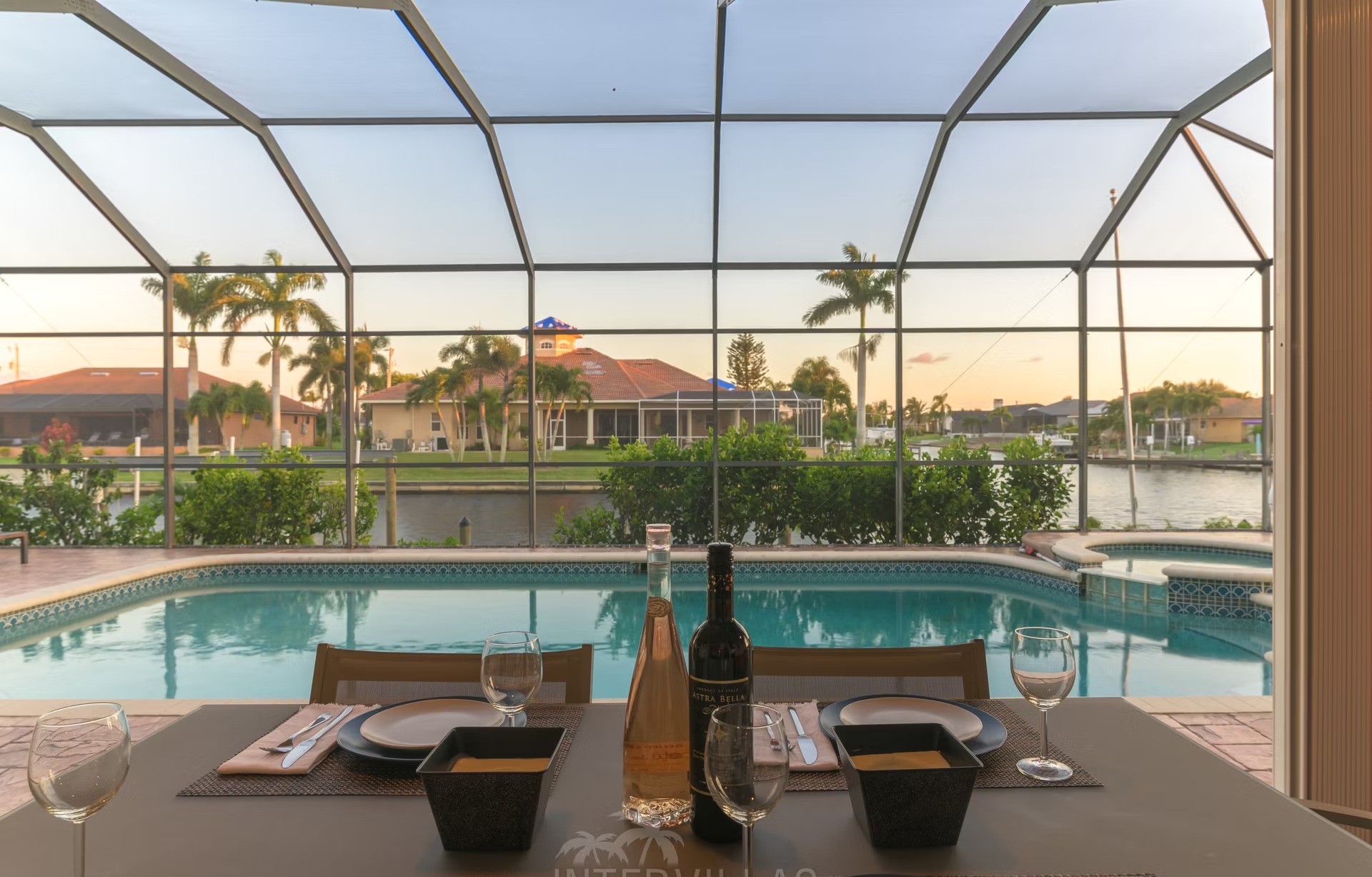 Wohnbereich mit Sofa und Sitzgelegenheiten.