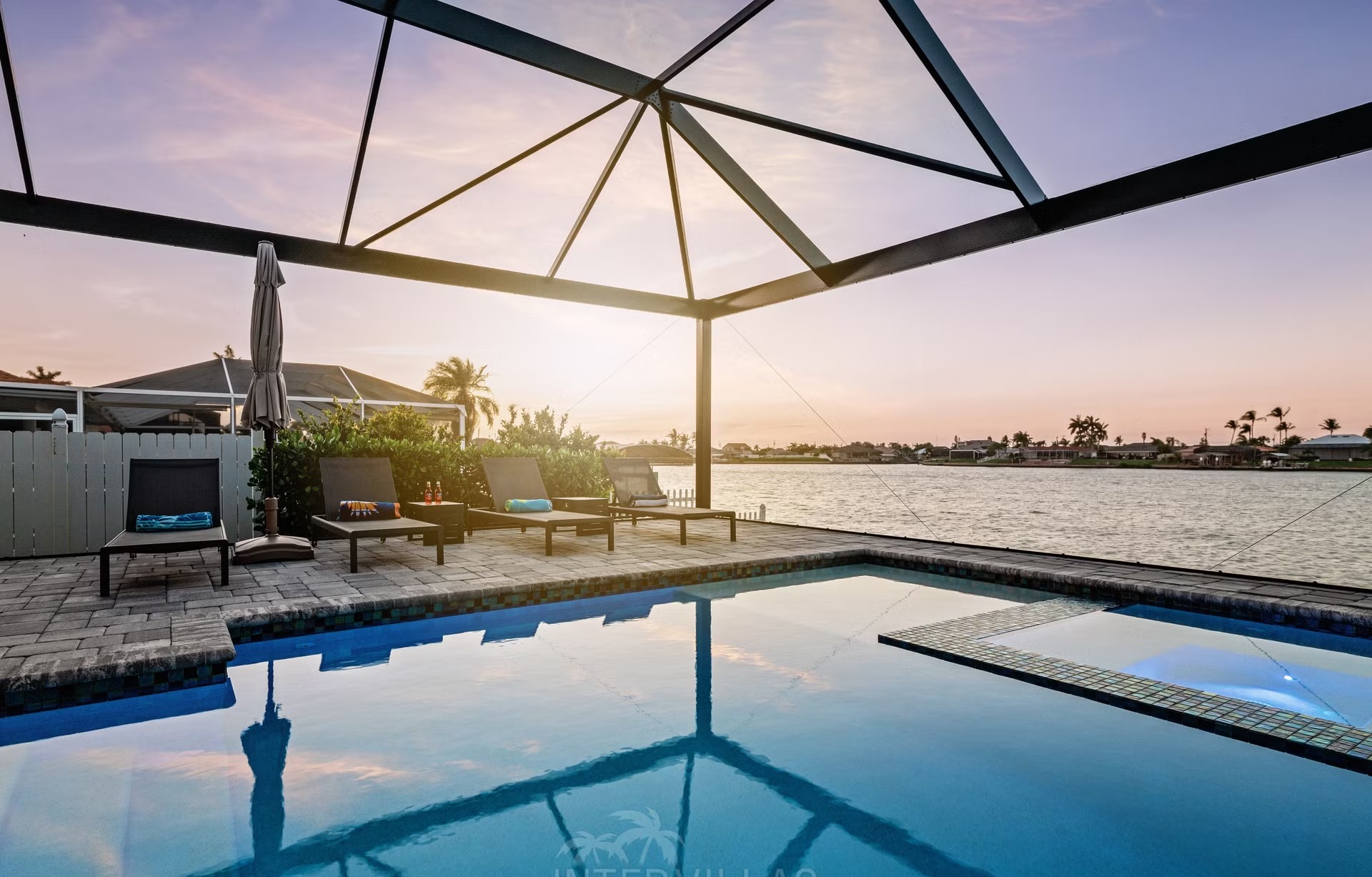 Moderne Waterfront-Villa mit Salzwasser-Pool, Spa und privatem Dock in Cape Coral.