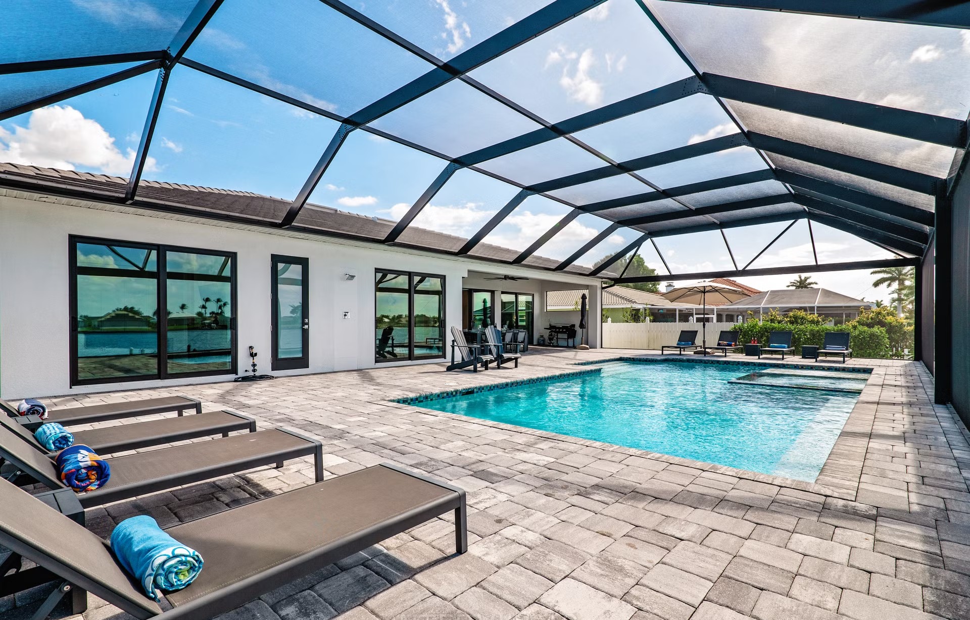 Moderne Waterfront-Villa mit Salzwasserpool, Spa und privatem Dock.