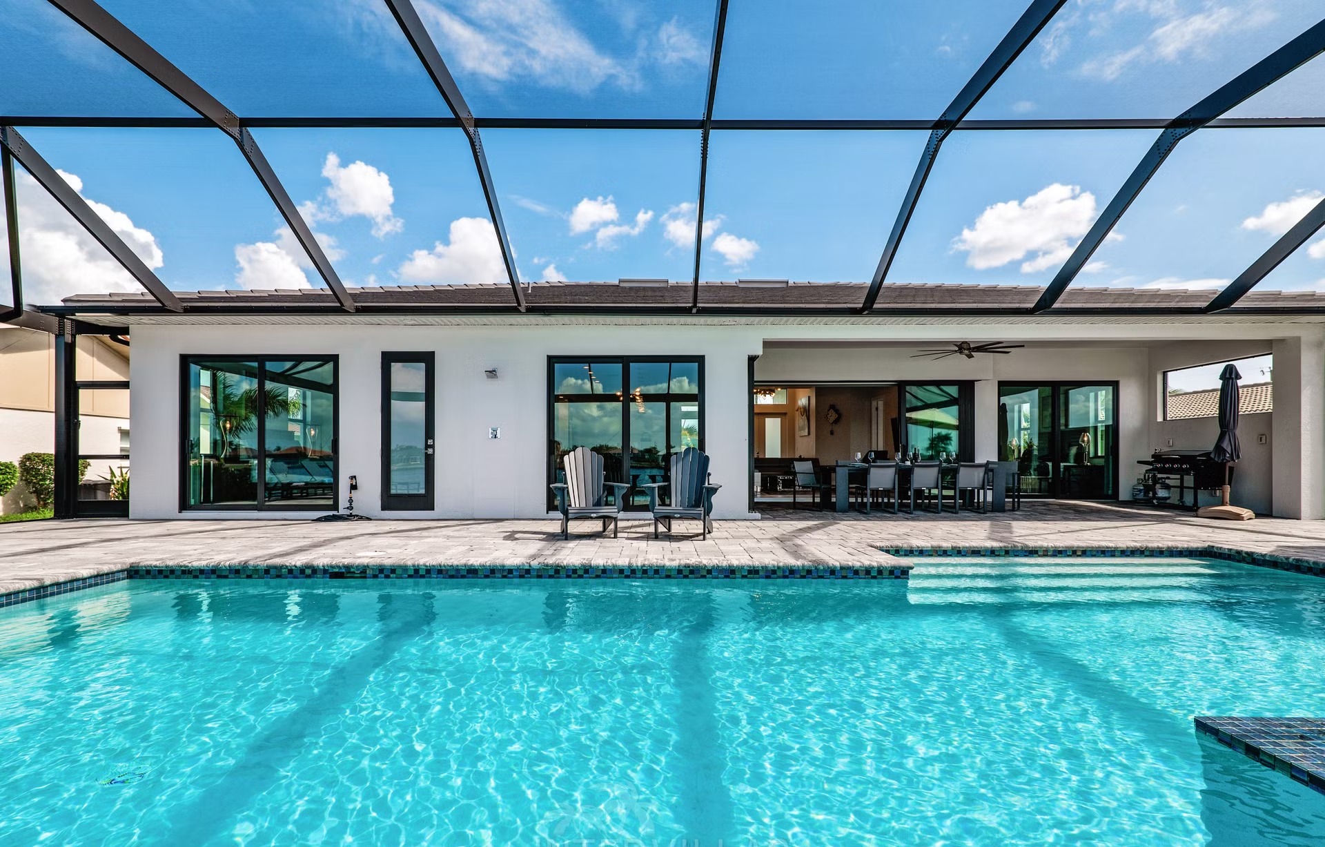 Moderne Waterfront-Villa mit Salzwasserpool, Spa und privatem Bootssteg.