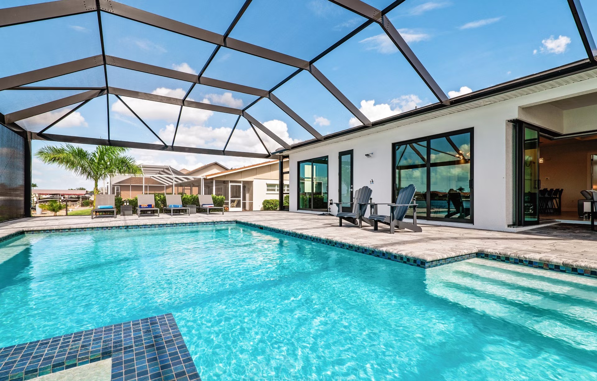 Moderne Waterfront-Villa mit Salzwasser-Pool, Spa und privatem Dock in Cape Coral.