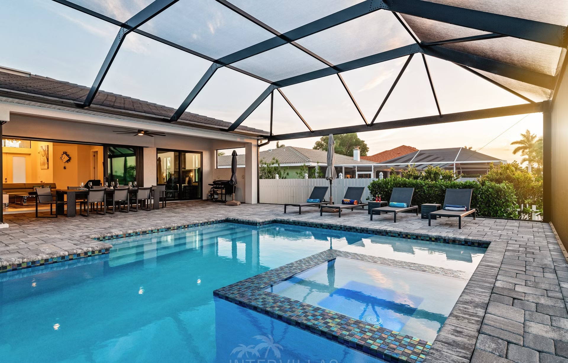 Moderne Waterfront-Villa mit Salzwasserpool, Spa und privatem Dock in Cape Coral.