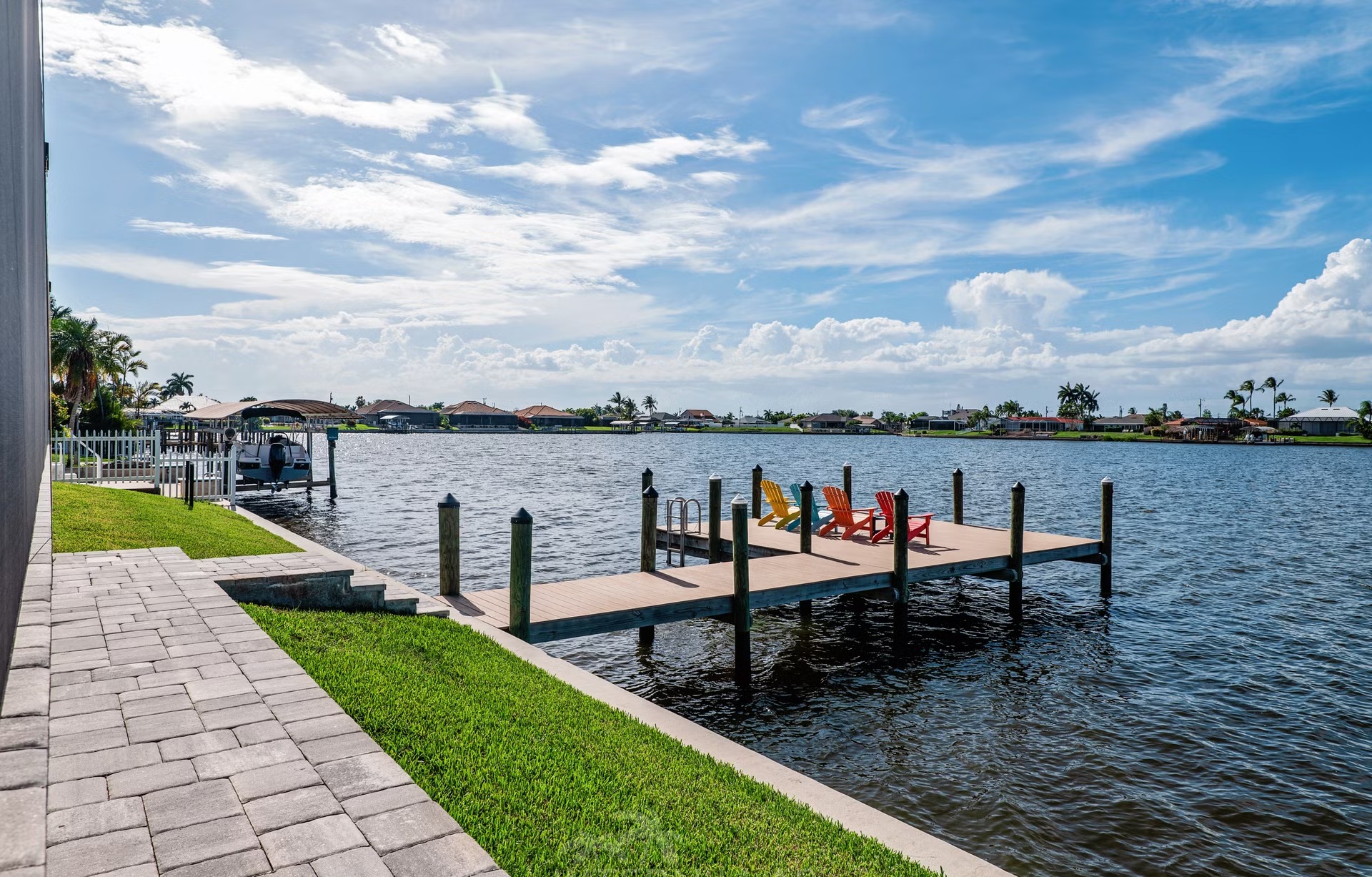 Moderne Waterfront-Villa mit Salzwasser-Pool, Spa und privatem Bootssteg.