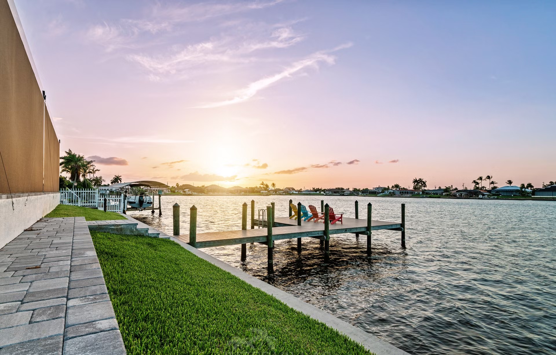 Moderne Waterfront-Villa mit Salzwasserpool, Spa und privatem Bootsdock.