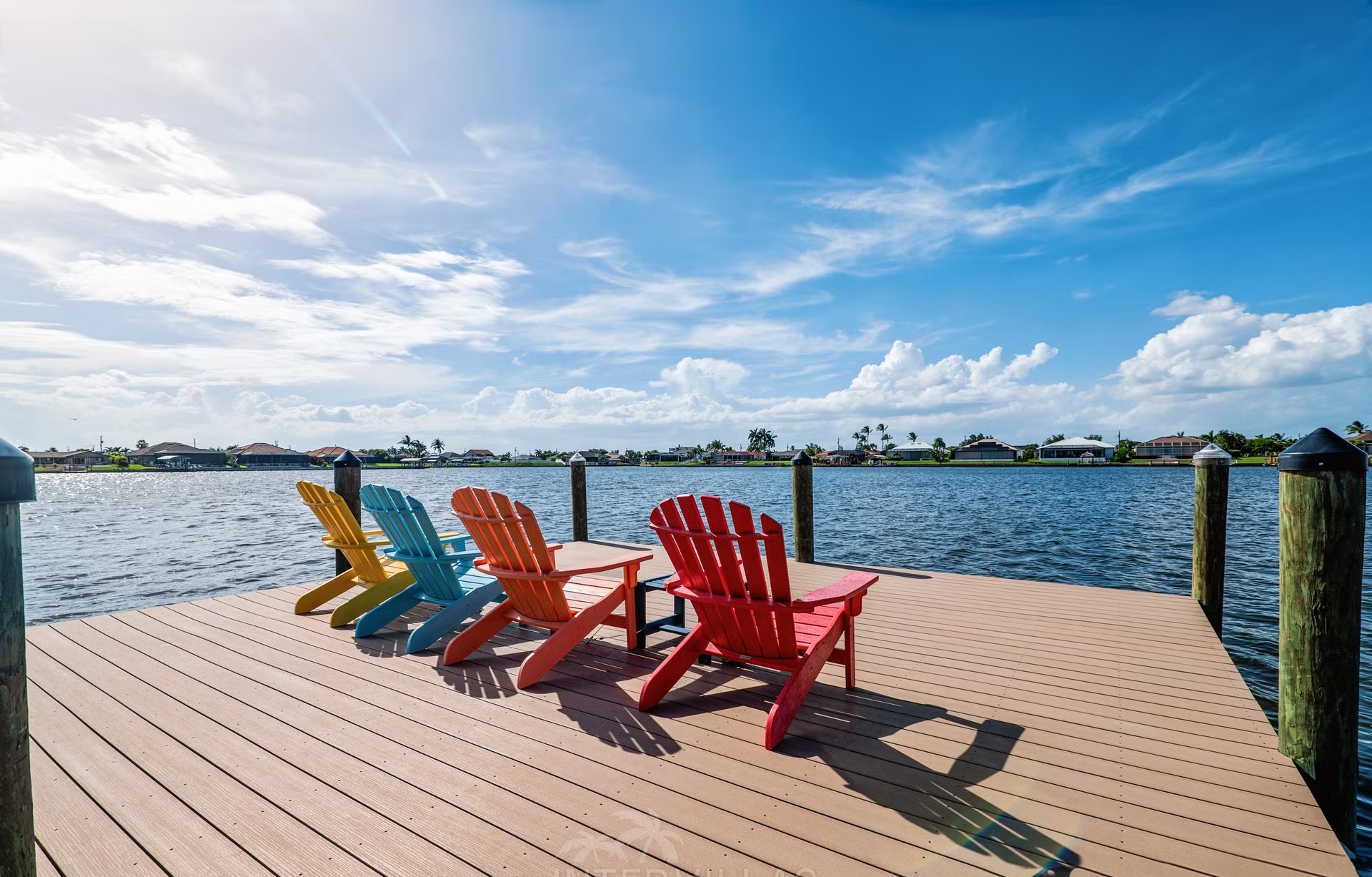 Moderne Waterfront-Villa mit Salzwasserpool, Spa und privatem Bootsdock.