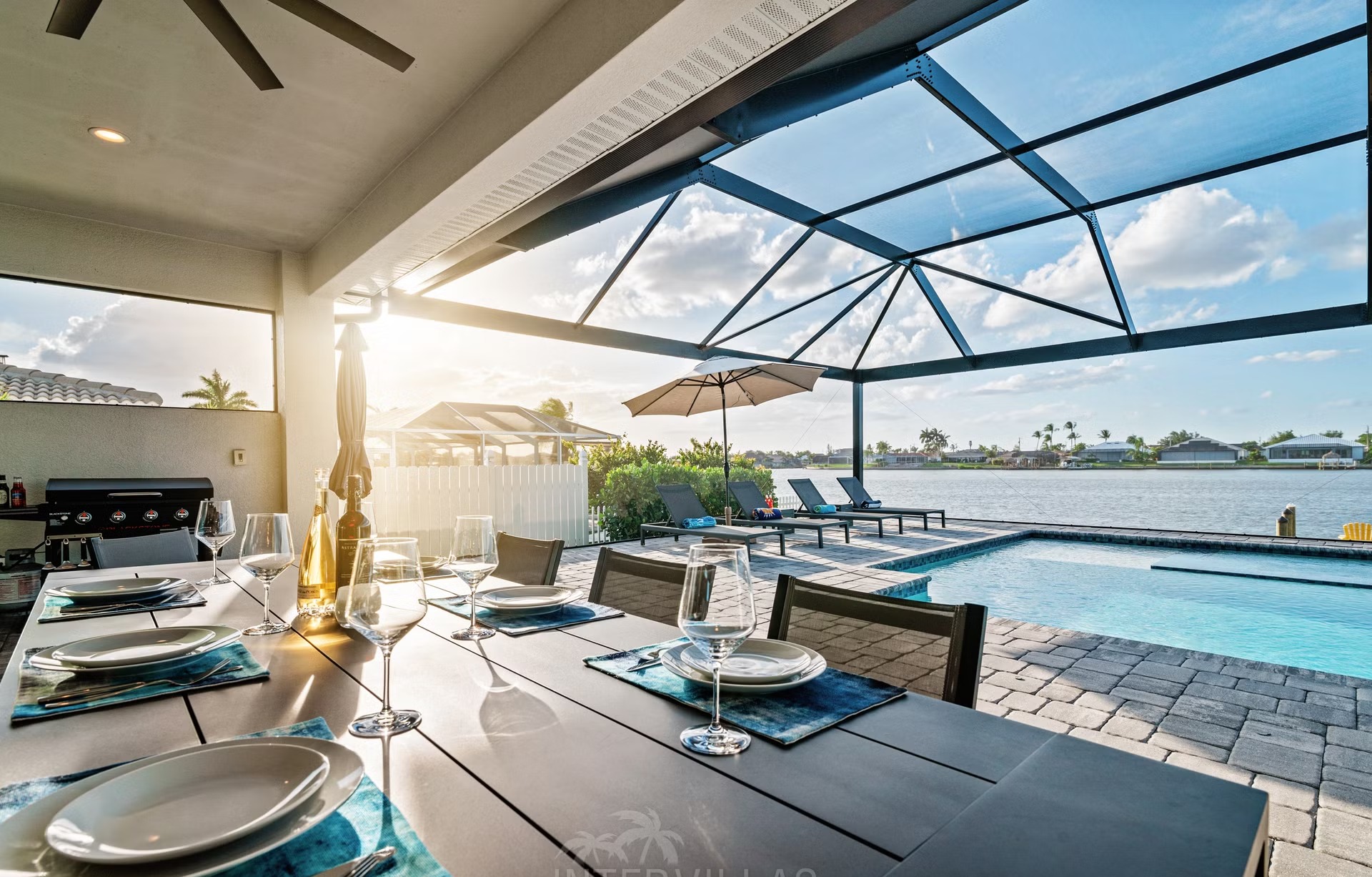 Moderne Waterfront-Villa mit Salzwasser-Pool, Spa und privatem Bootssteg.