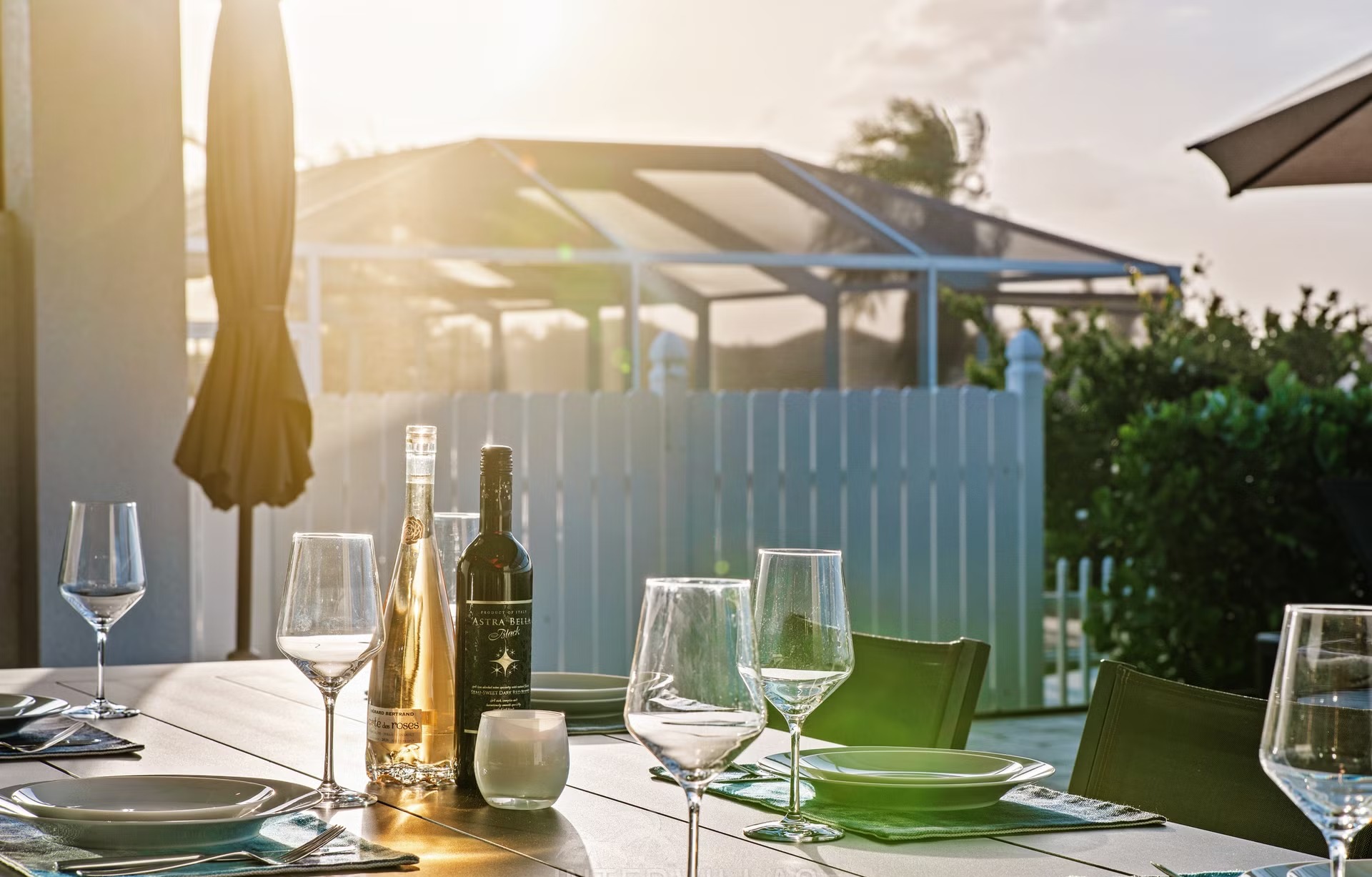 Moderne Waterfront-Villa mit Salzwasserpool, Spa und privatem Bootssteg.