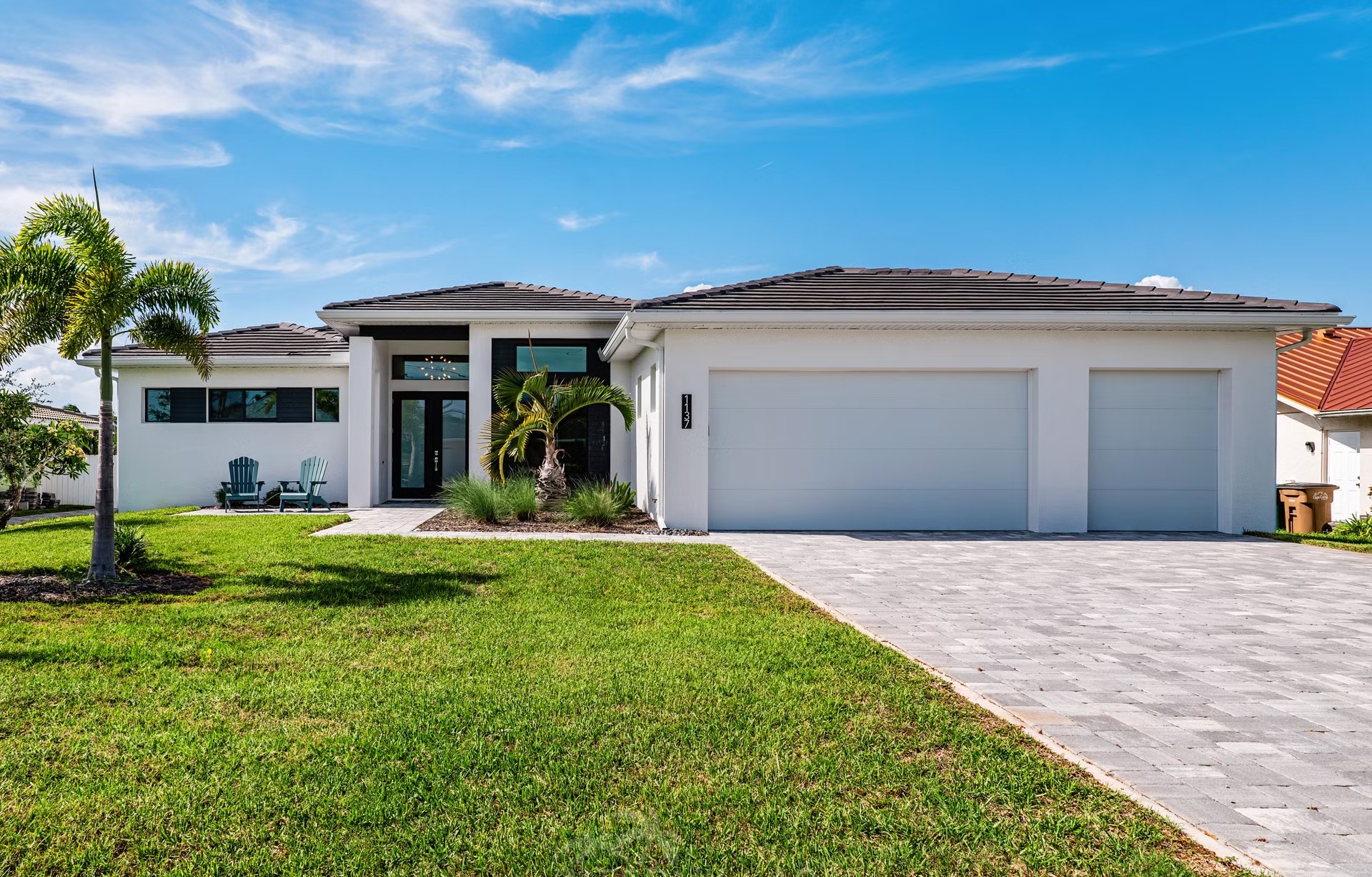 Moderne Waterfront-Villa mit Salzwasser-Pool, Spa und privatem Bootssteg.