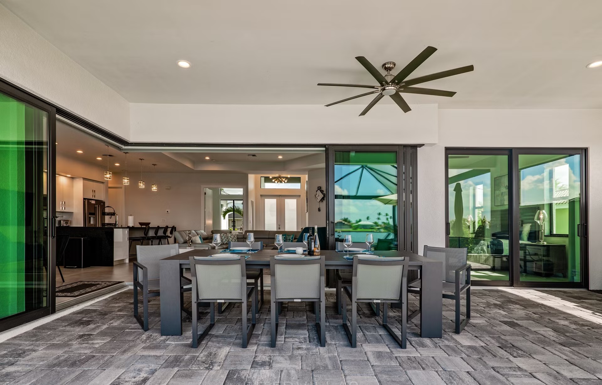 Moderne Waterfront-Villa mit Salzwasserpool, Spa und privatem Dock.