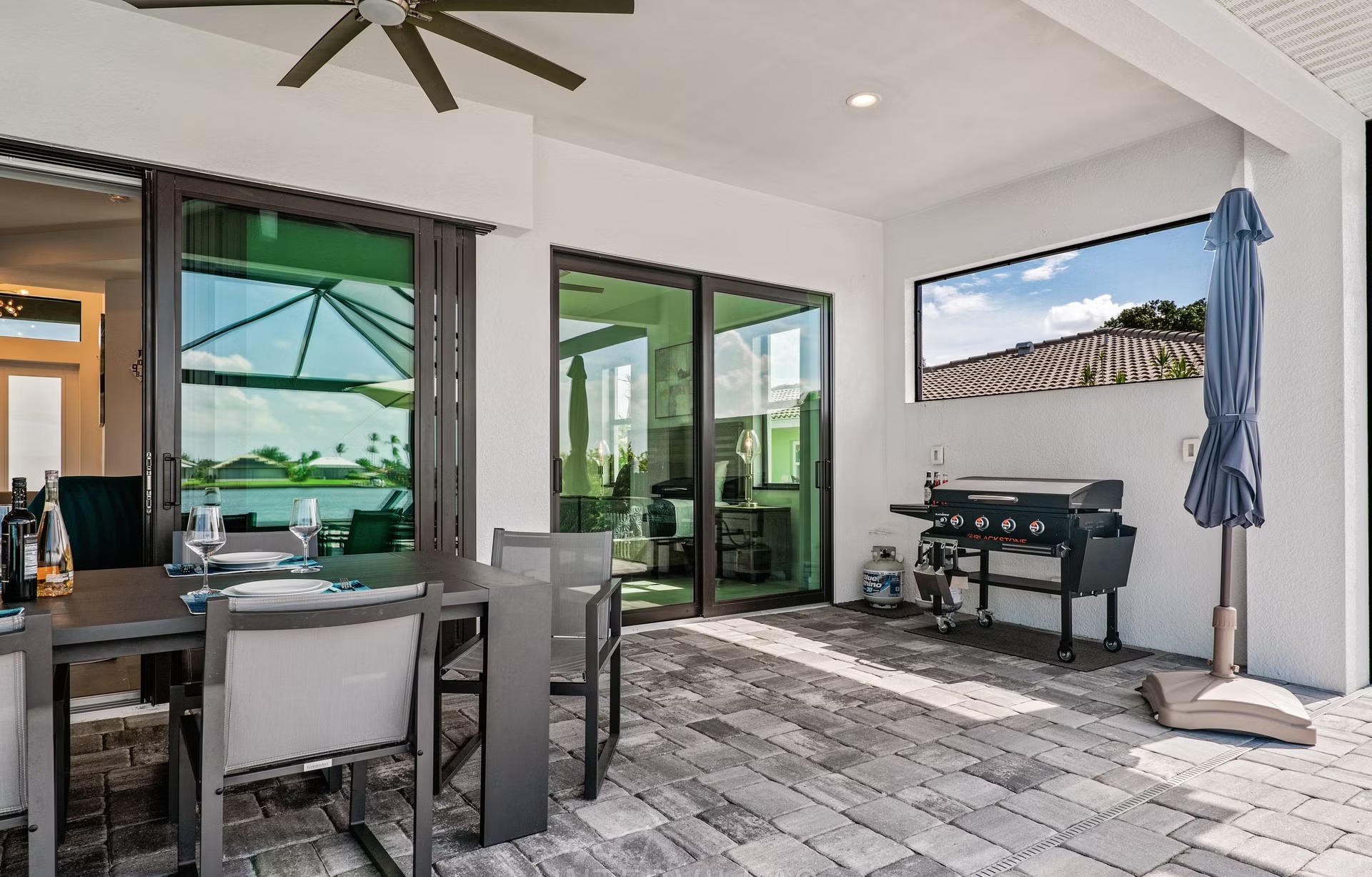 Moderne Waterfront-Villa mit Salzwasserpool, Spa und privatem Bootssteg.