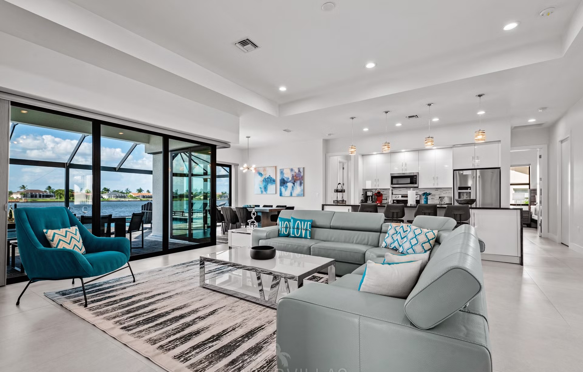 Moderne Waterfront-Villa mit Salzwasser-Pool, Spa und privatem Bootssteg.