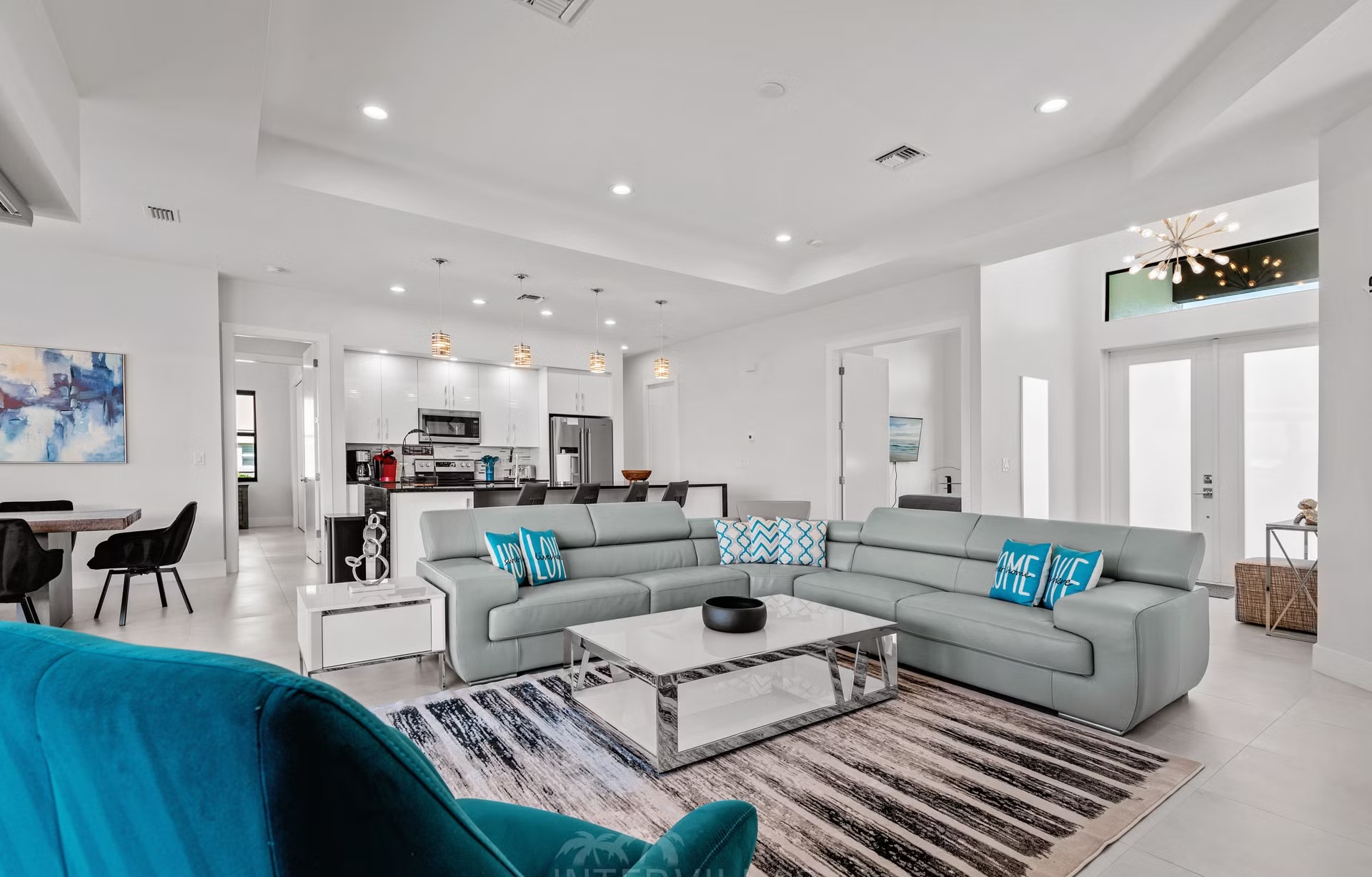 Moderner Salzwasser-Pool mit integriertem Spa im Außenbereich.