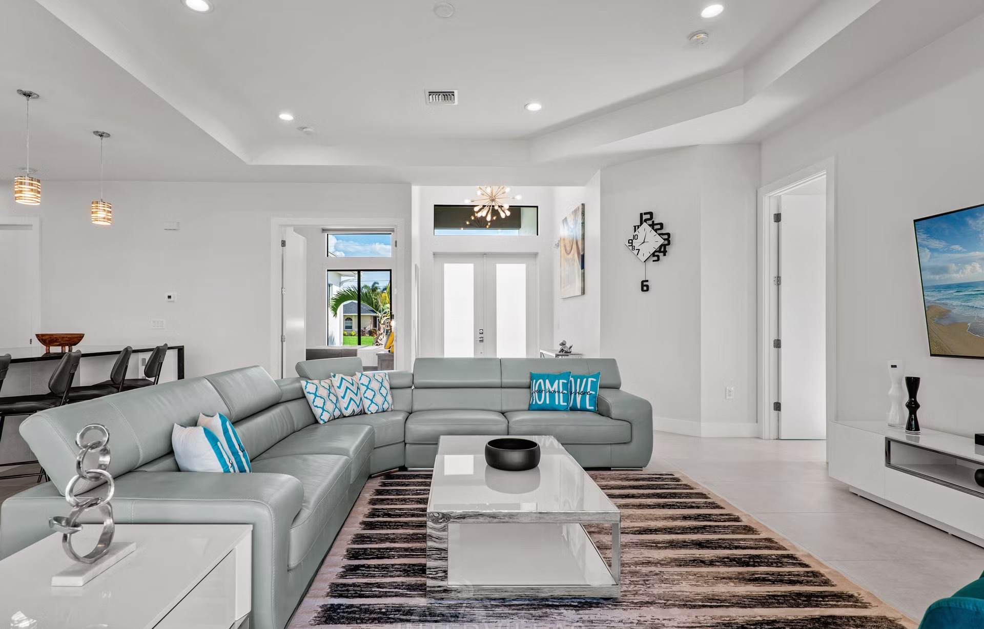 Moderne Waterfront-Villa in Cape Coral mit Salzwasser-Pool, Spa und privatem Bootsdock.