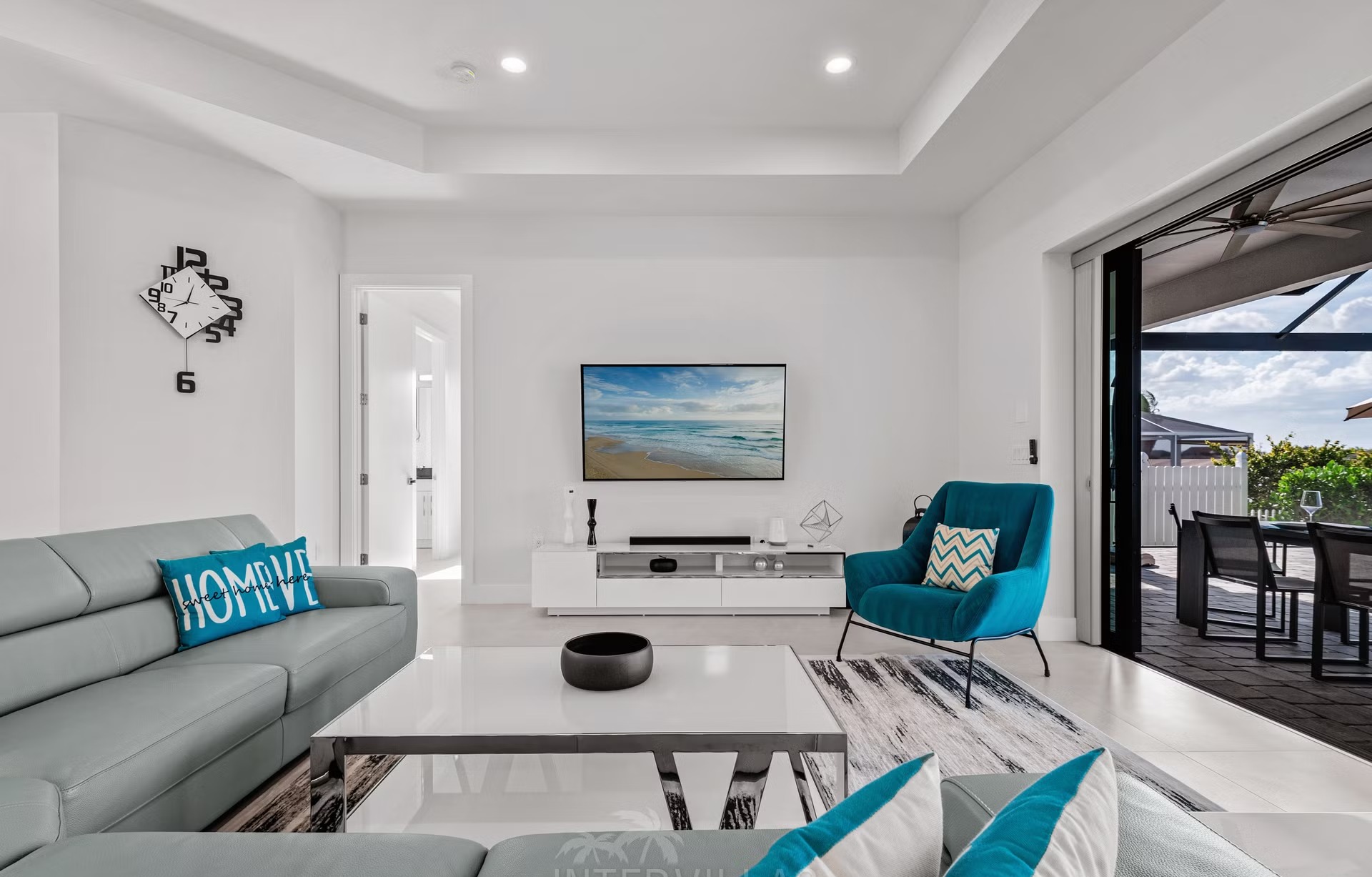 Moderne Waterfront-Villa mit Salzwasserpool, Spa und privatem Dock.