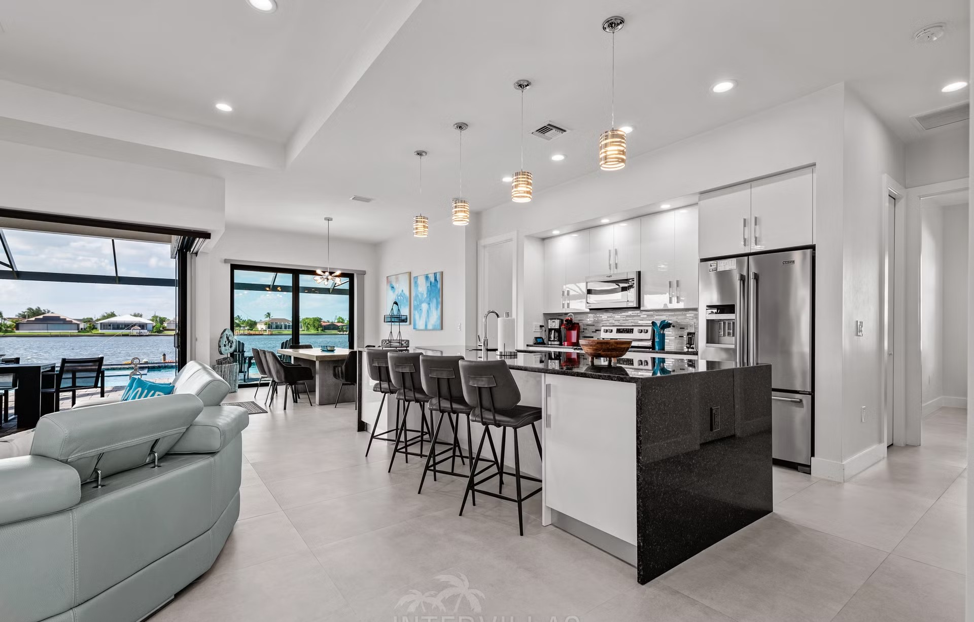 Moderner Salzwasser-Pool mit integriertem Spa am Wasser.