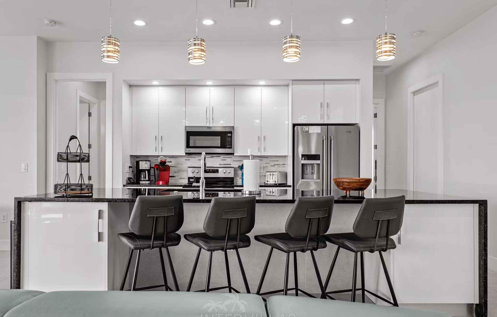 Moderne Waterfront-Villa mit Salzwasserpool, Spa und privatem Bootssteg.