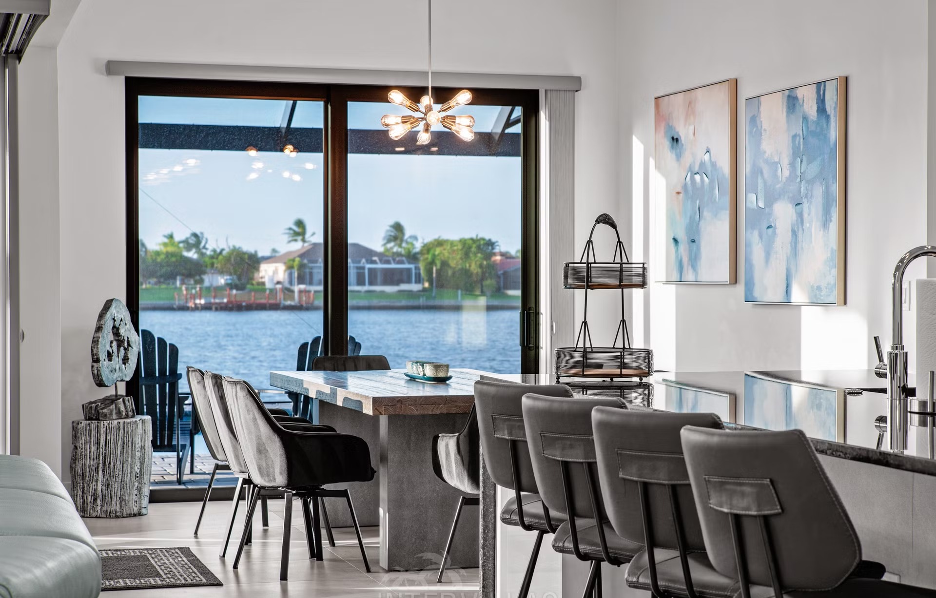 Moderne Waterfront-Villa mit Salzwasserpool, Spa und privatem Dock in Cape Coral.