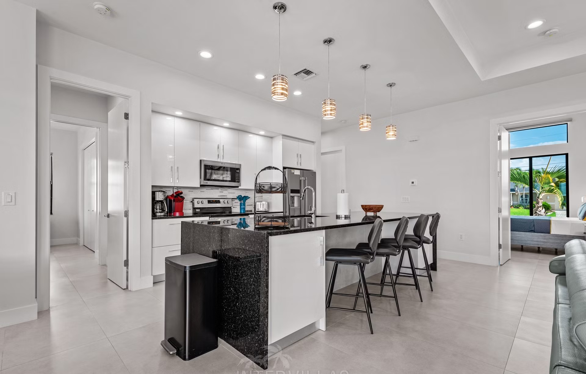 Moderne Waterfront-Villa mit Salzwasser-Pool, Spa und privatem Dock.