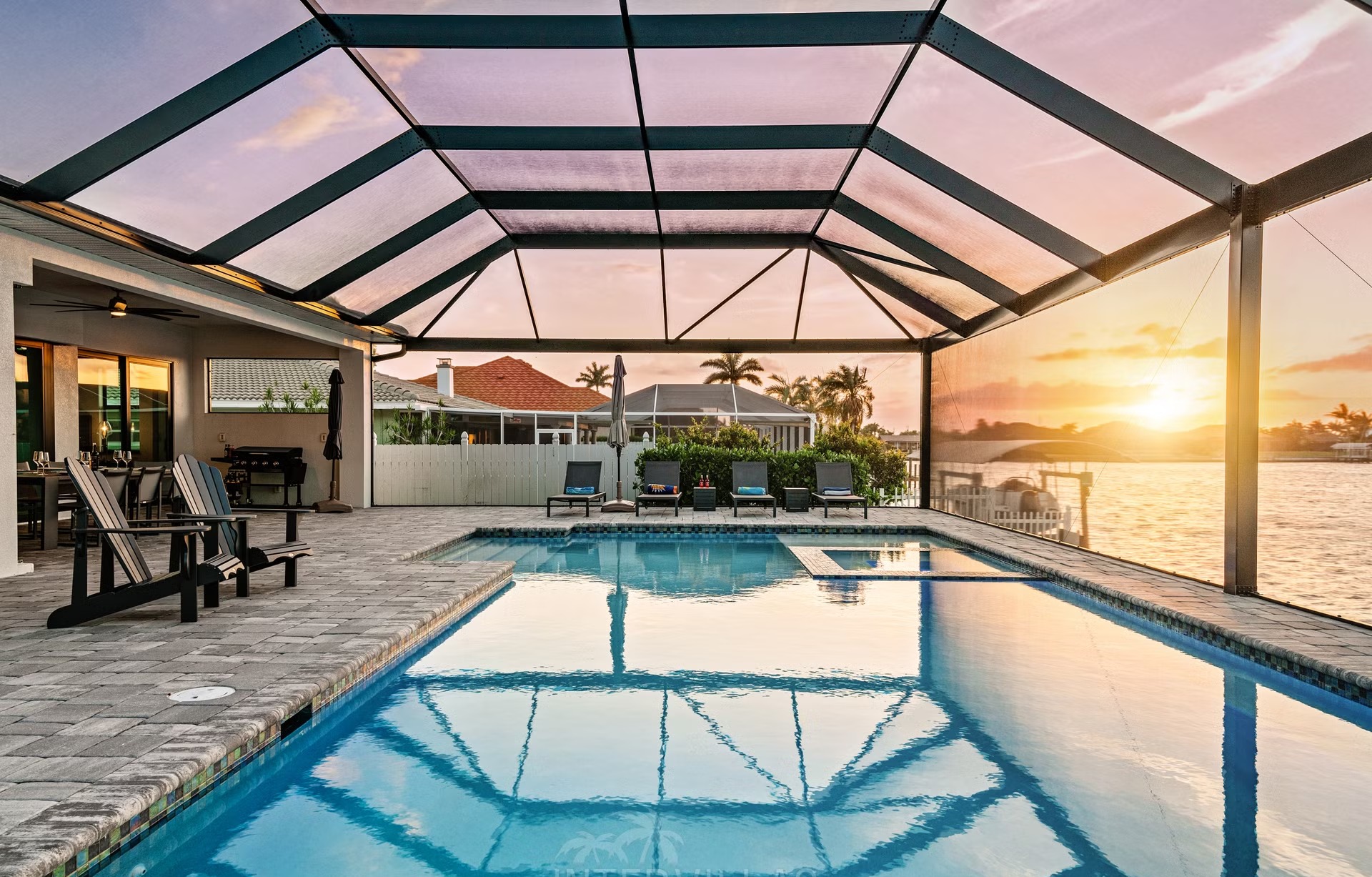 Moderne Waterfront-Villa mit privatem Dock und Salzwasser-Pool mit Spa in Cape Coral.