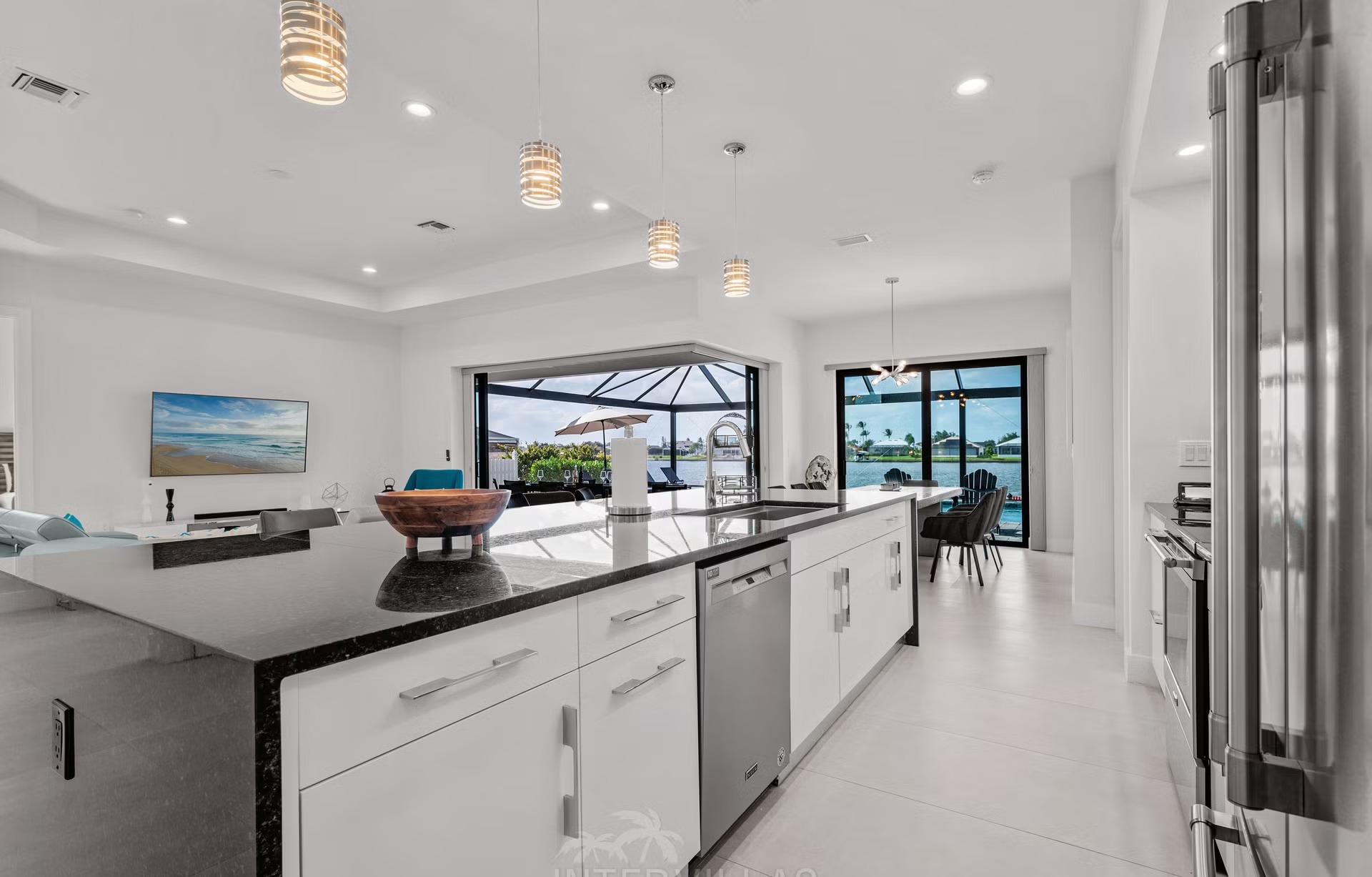 Moderne Waterfront-Villa mit Salzwasserpool, Spa und privatem Dock in Cape Coral.