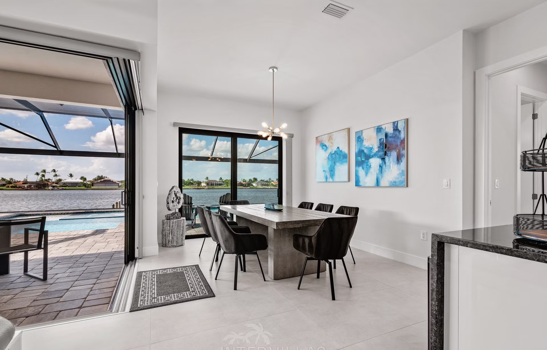 Moderne Waterfront-Villa mit Salzwasserpool, Spa und privatem Bootssteg.