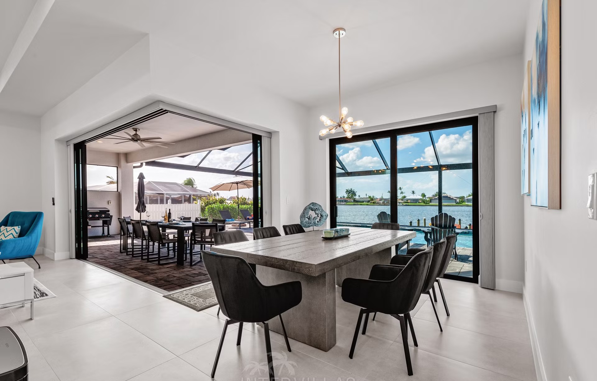 Moderne Waterfront-Villa in Cape Coral mit Salzwasserpool, Spa und privatem Dock.