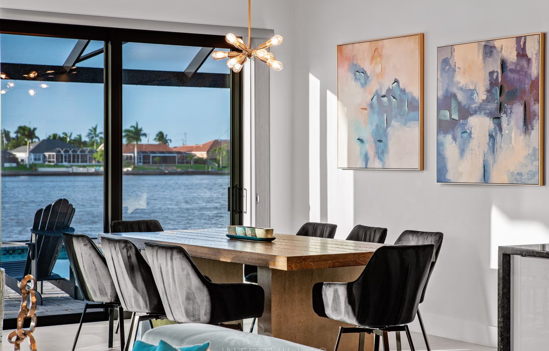 Moderne Waterfront-Villa mit Salzwasserpool, Spa und privatem Bootssteg.