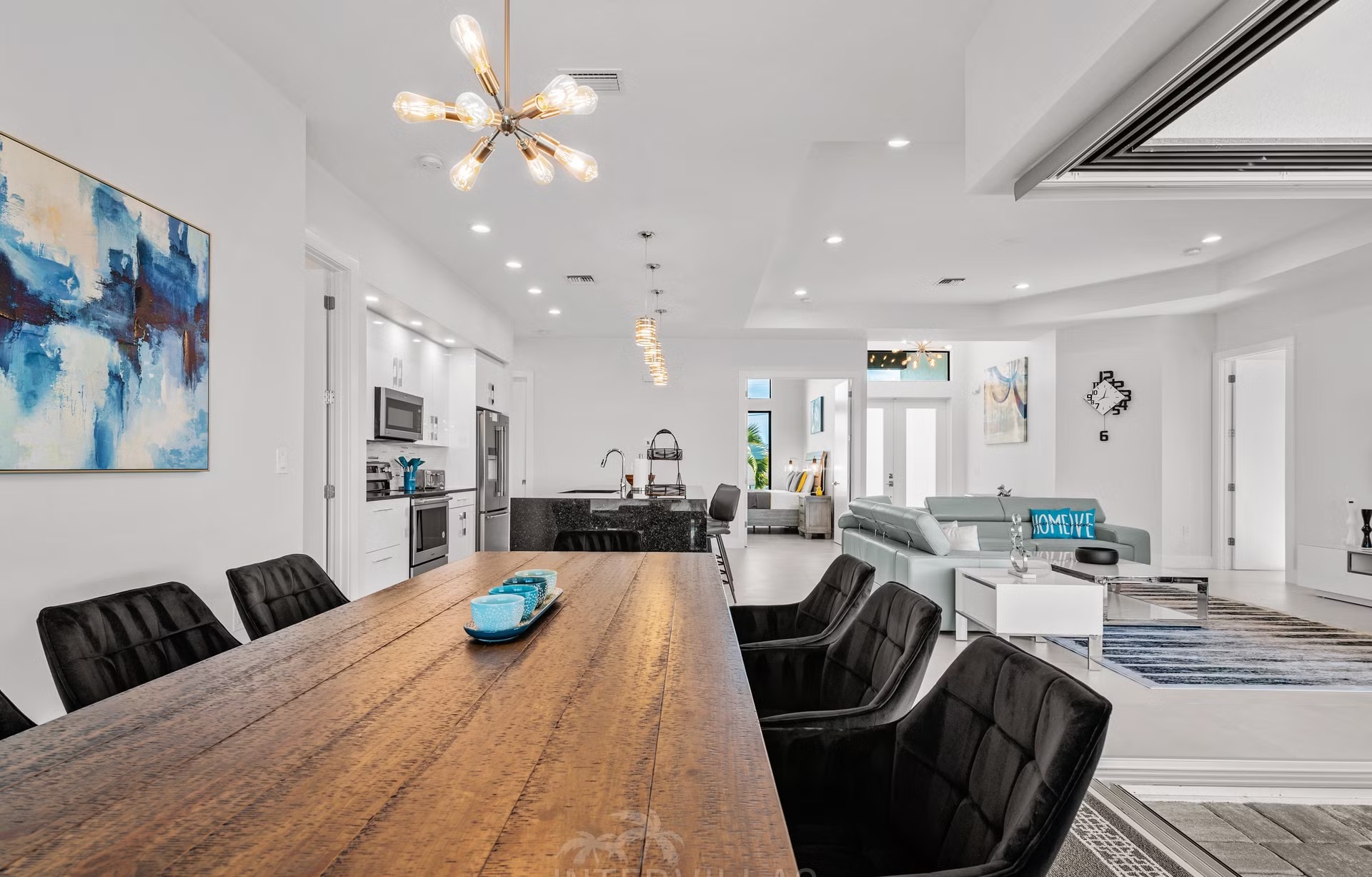 Moderne Waterfront-Villa mit Salzwasser-Pool, Spa und privatem Dock.