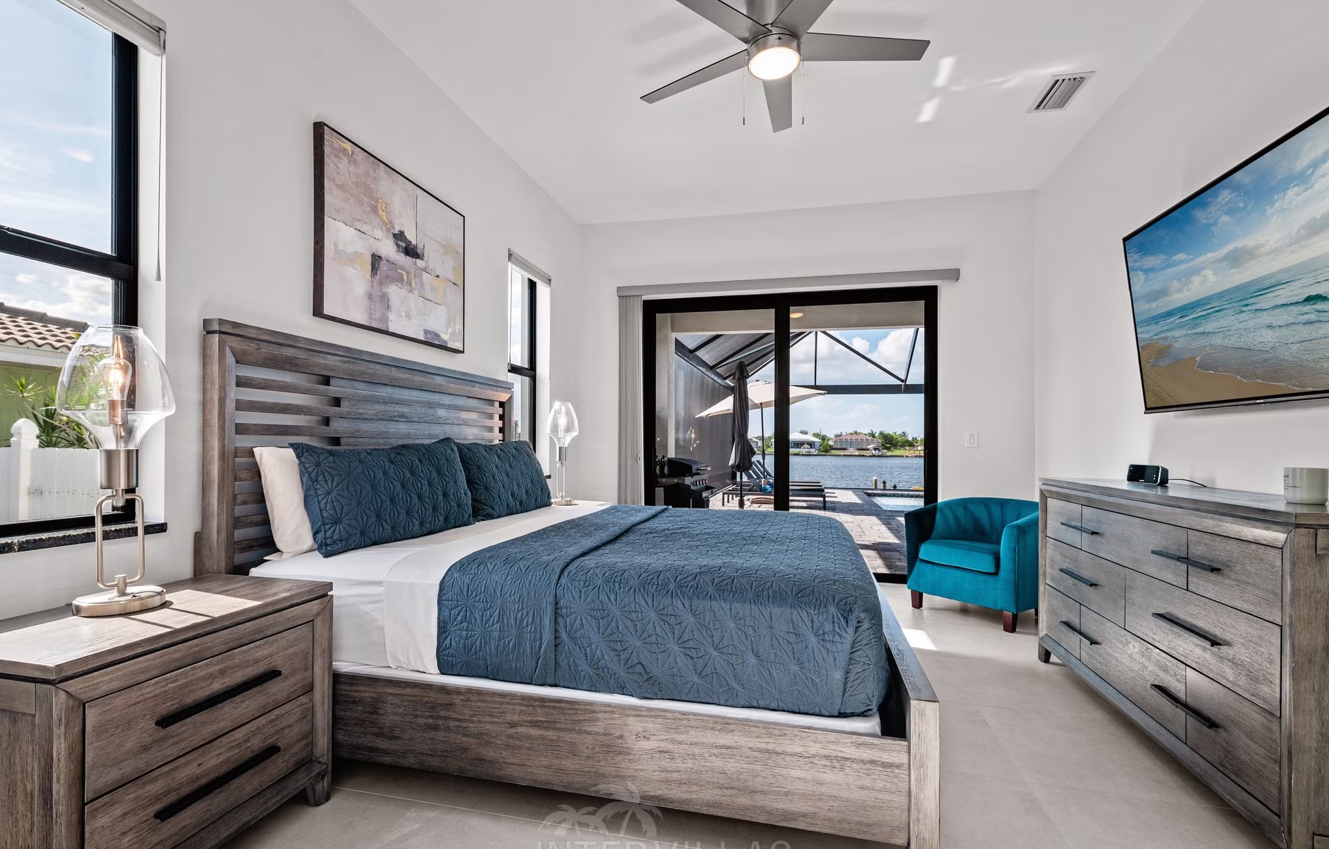 Moderne Waterfront-Villa mit Salzwasser-Pool, Spa und privatem Dock.