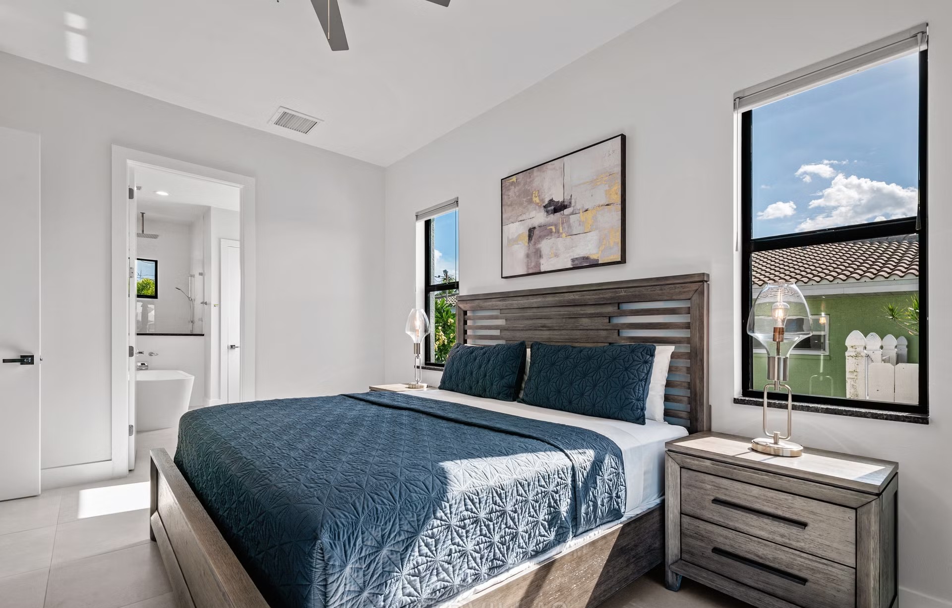 Moderne Waterfront-Villa in Cape Coral mit Salzwasser-Pool, Spa und privatem Dock.