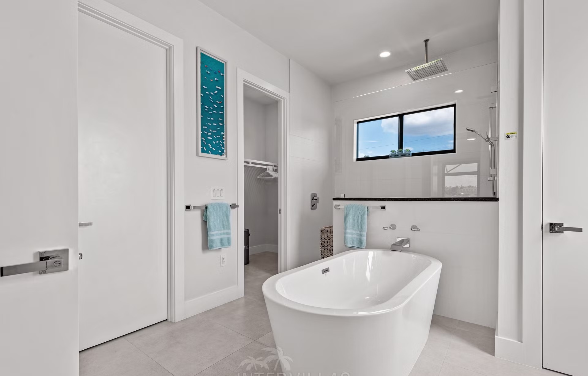 Moderne Waterfront-Villa mit Salzwasserpool, Spa und privatem Bootssteg.