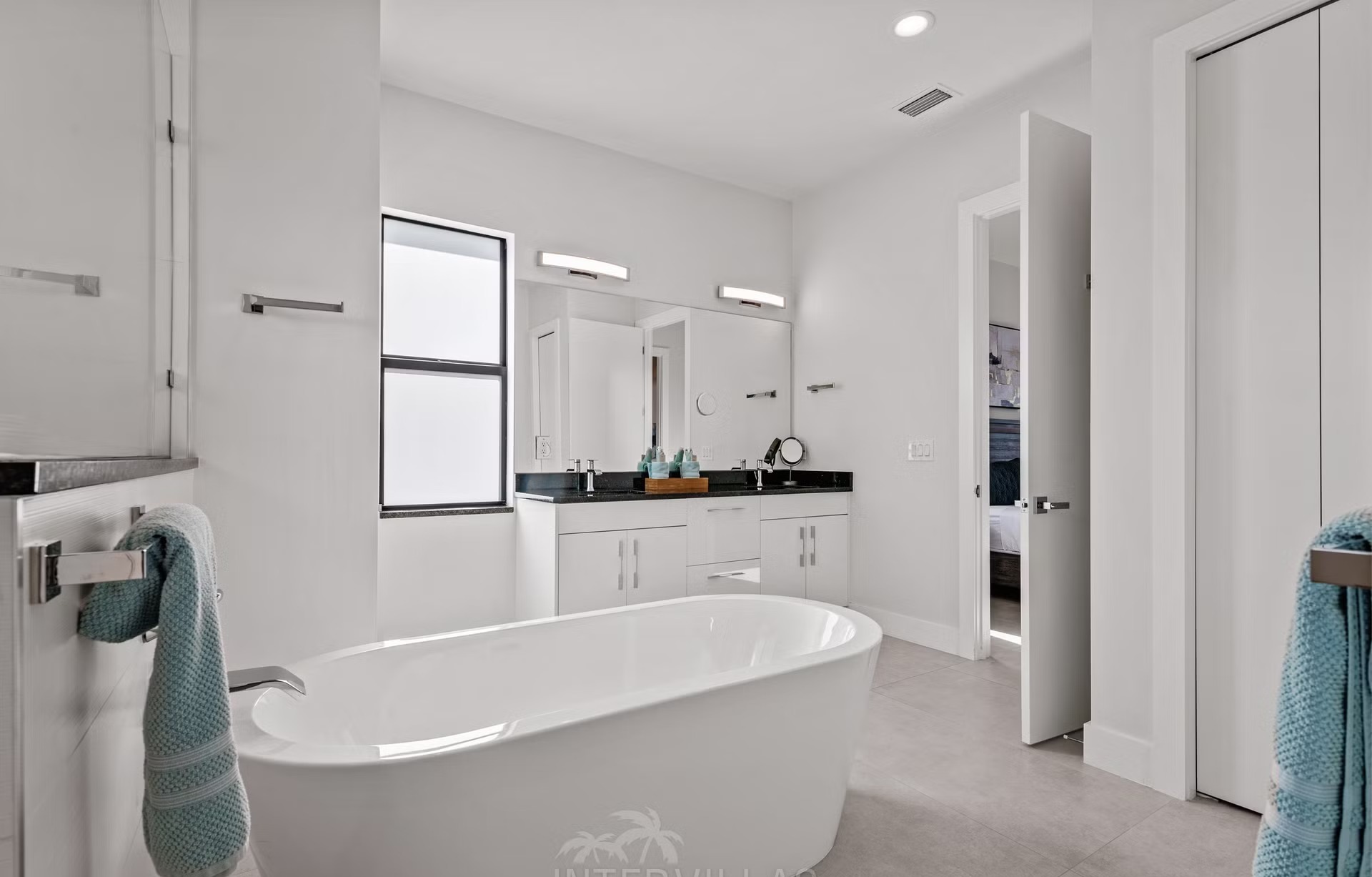 Moderne Waterfront-Villa mit Salzwasserpool, Spa und privatem Dock.