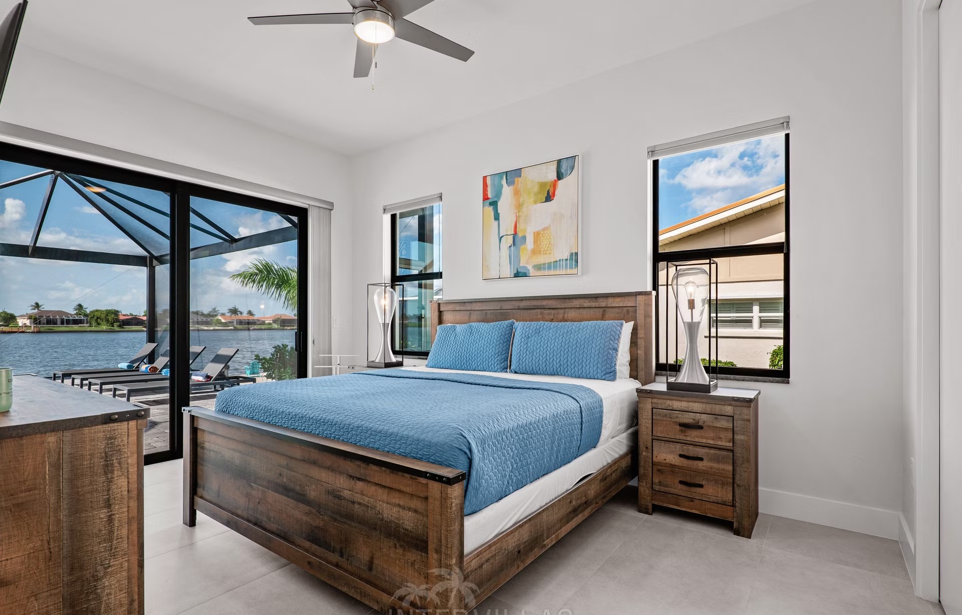 Moderne Waterfront-Villa in Cape Coral mit Salzwasser-Pool, Spa und privatem Bootssteg.